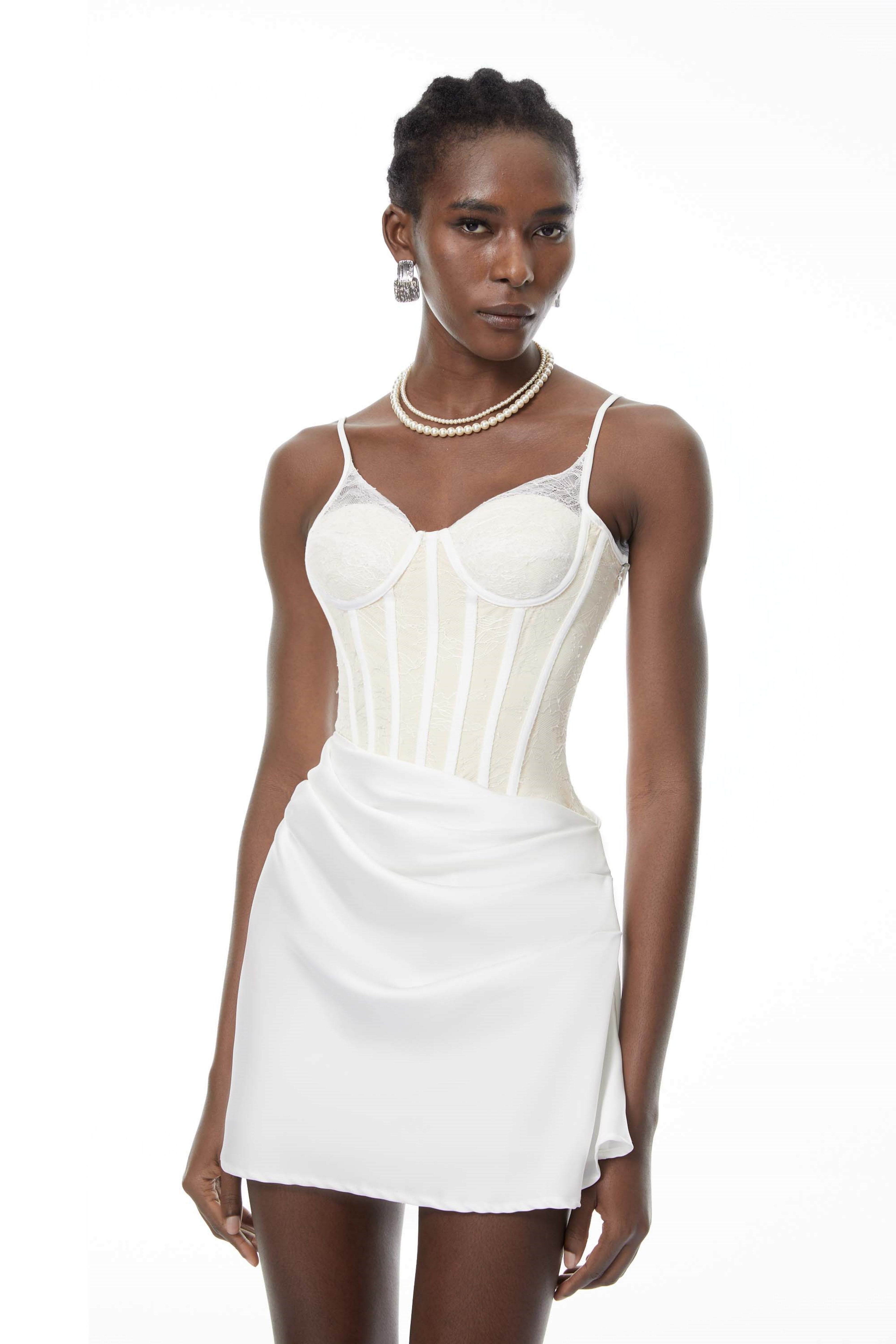 Vestido mini ajustado blanco Eufrosina de MRTokyo con paneles de encaje y cuello en V para mujer.