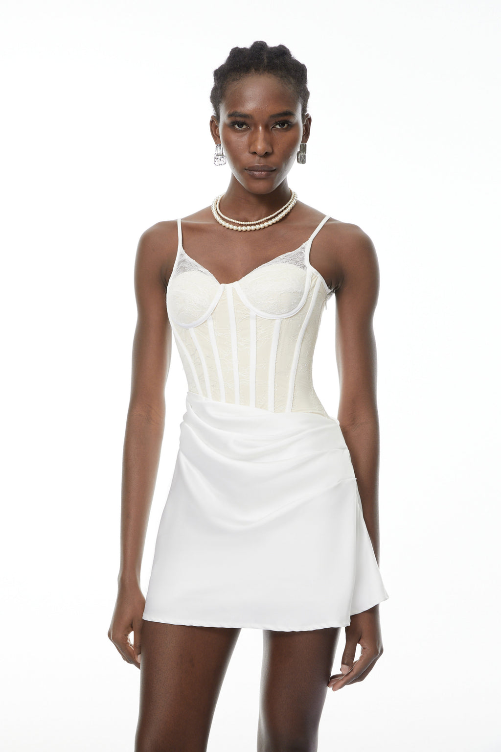 Vestido mini ajustado blanco Eufrosina con paneles de encaje de MRTokyo, diseño elegante y moderno para ocasiones especiales.
