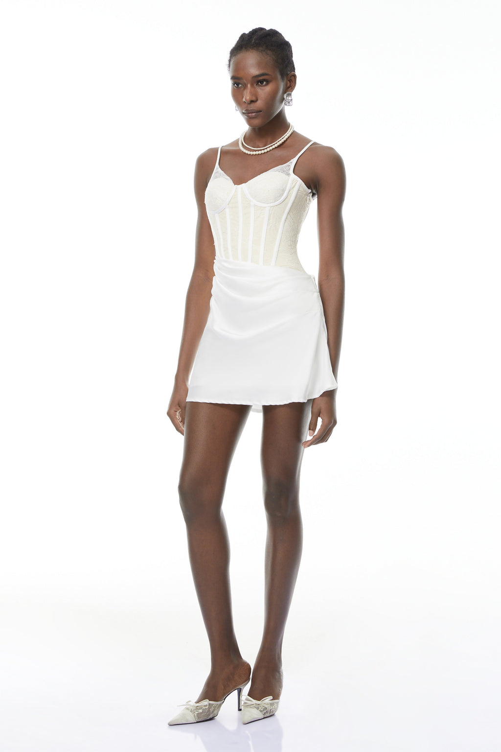 Vestido mini ajustado blanco Eufrosina de MRTokyo con paneles de encaje y escote en V, ideal para ocasiones elegantes.