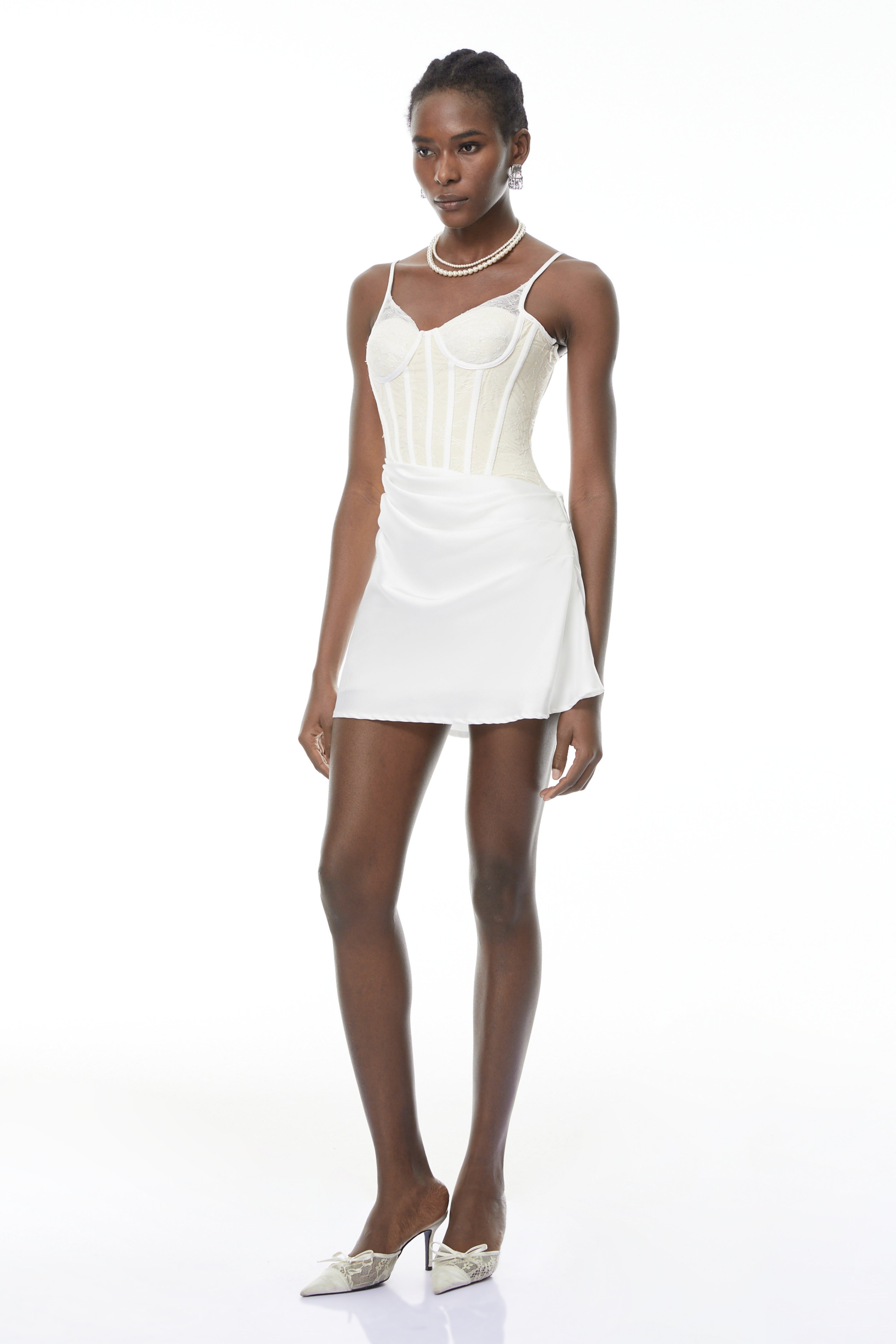 Vestido mini ajustado blanco Eufrosina de MRTokyo con paneles de encaje y escote en V, ideal para ocasiones elegantes.
