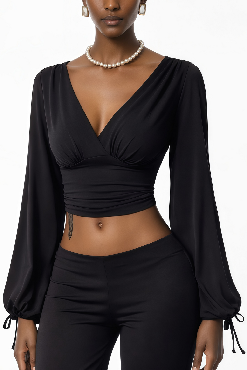 Conjunto de blusa negra con escote en V profundo y pantalones a juego de la marca MRTokyo, vistiendo un estilo elegante y moderno.