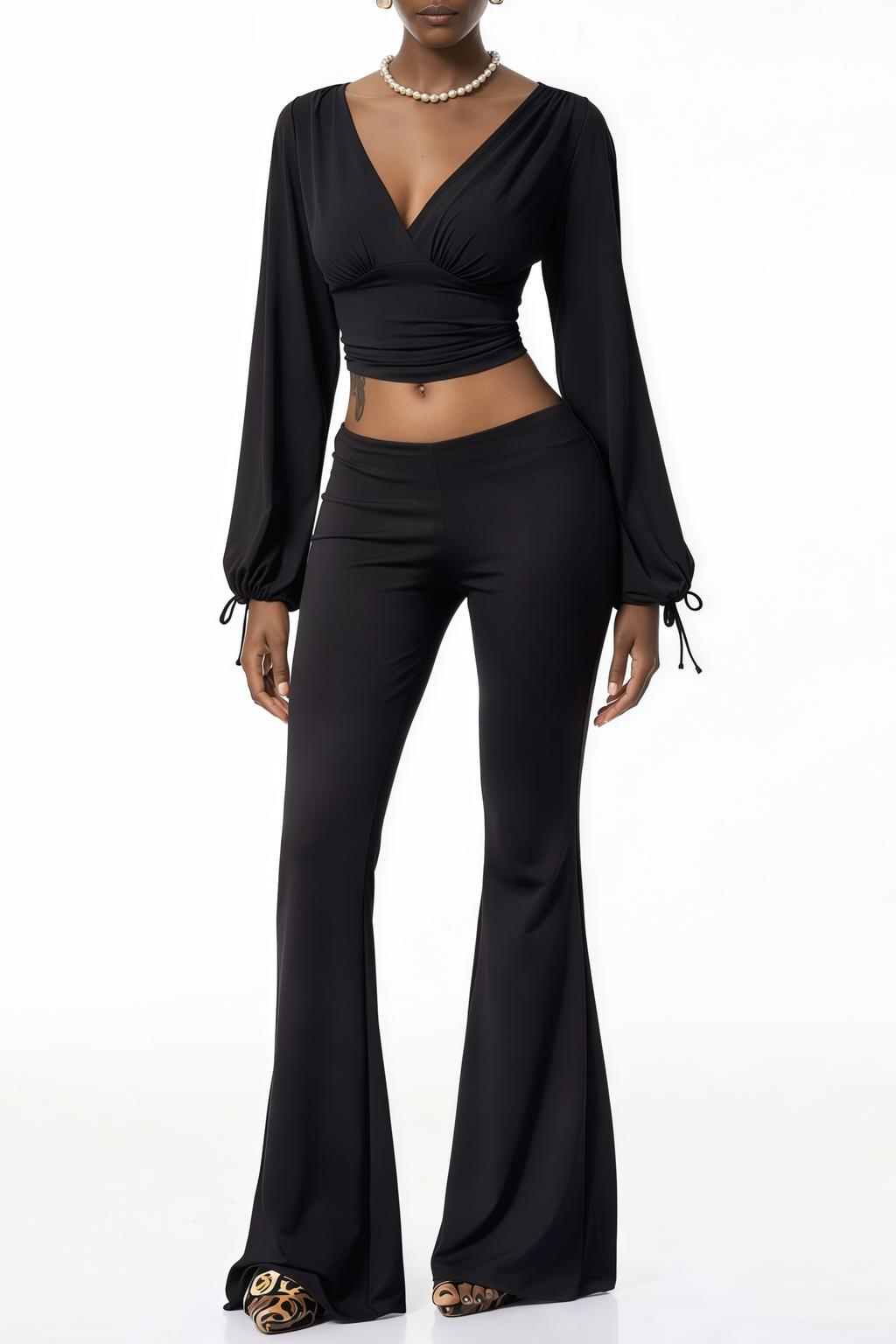 Conjunto de blusa negra de escote en V profundo y pantalones de MRTokyo, estilo elegante y moderno para mujer.