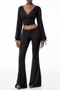 Conjunto de blusa negra de escote en V profundo y pantalones de MRTokyo, estilo elegante y moderno para mujer.