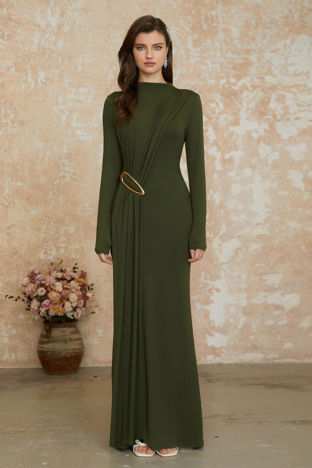 Vestido maxi ajustado en color verde cervatillo con detalles de lazo y fruncido de la marca MRNewyork.