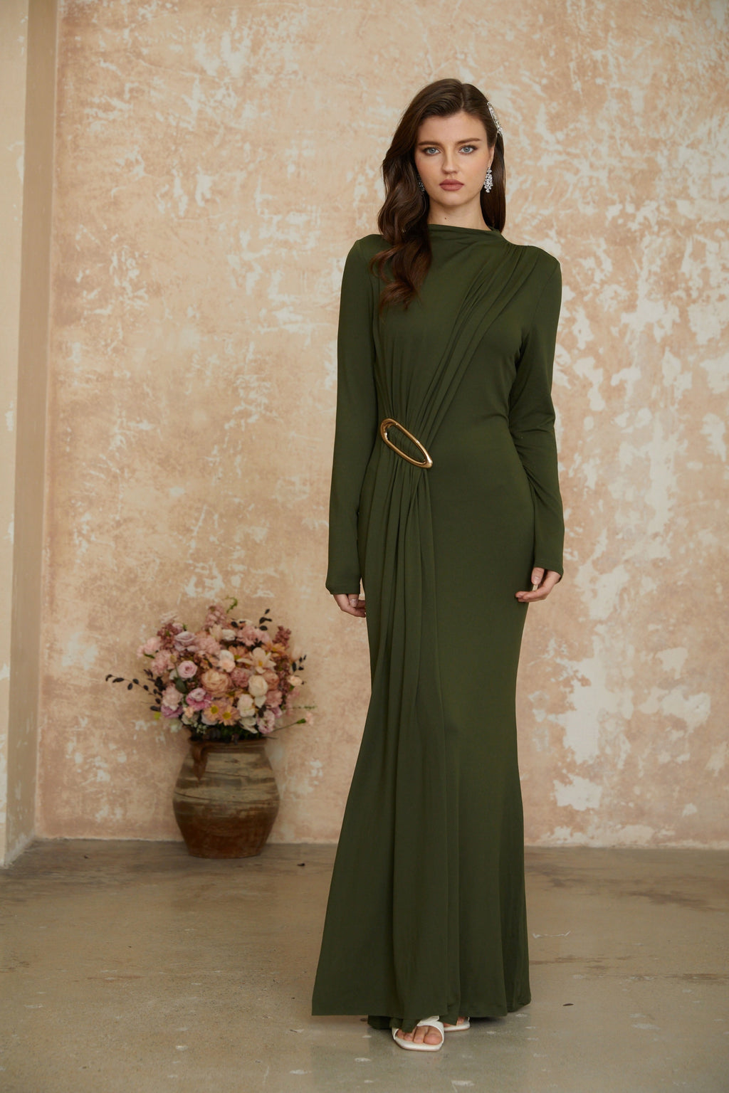 Vestido maxi ajustado en color verde ciervo con detalles de lazo y fruncido, de la marca MRNewyork.