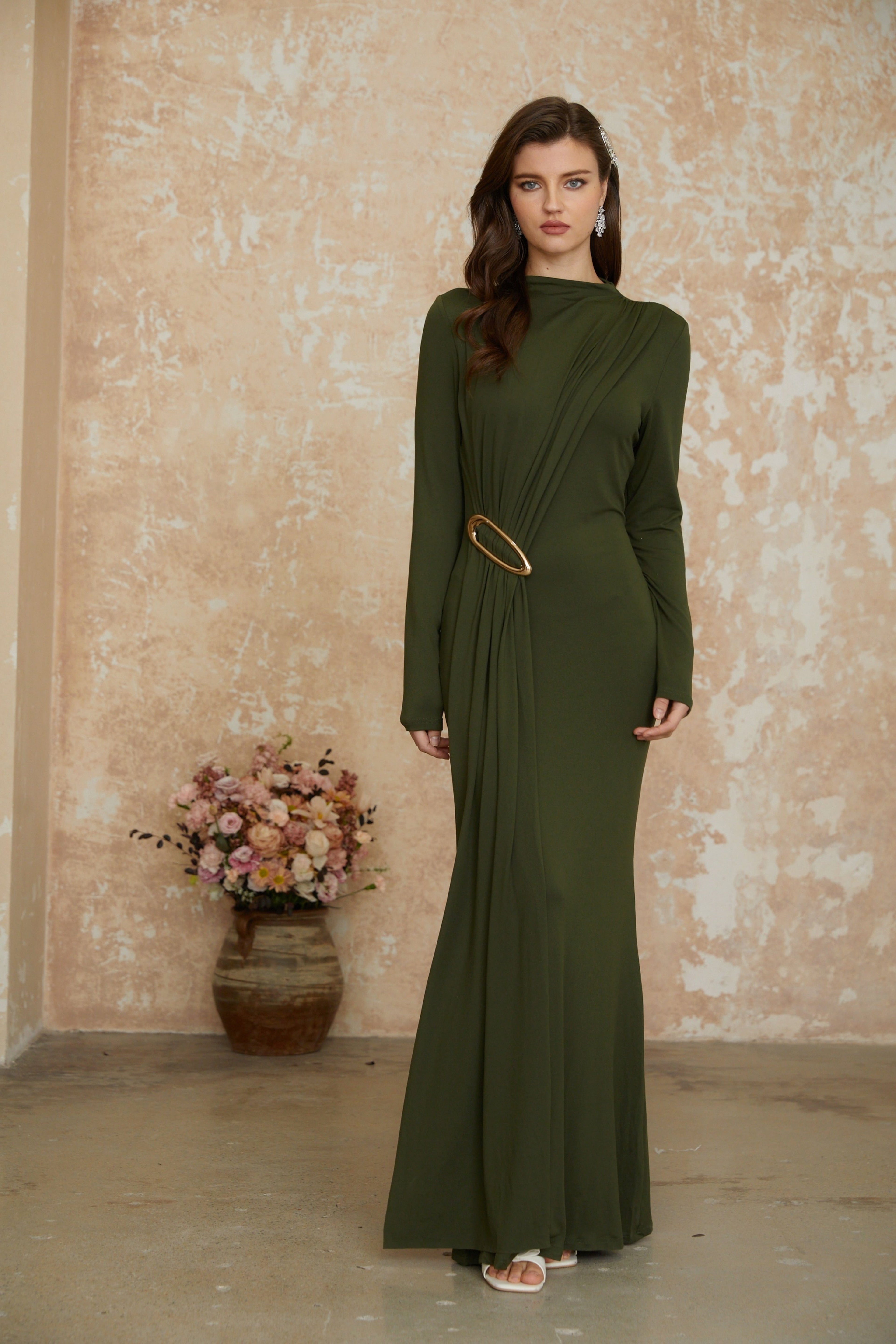 Vestido maxi ajustado en color verde ciervo con detalles de lazo y fruncido, de la marca MRNewyork.