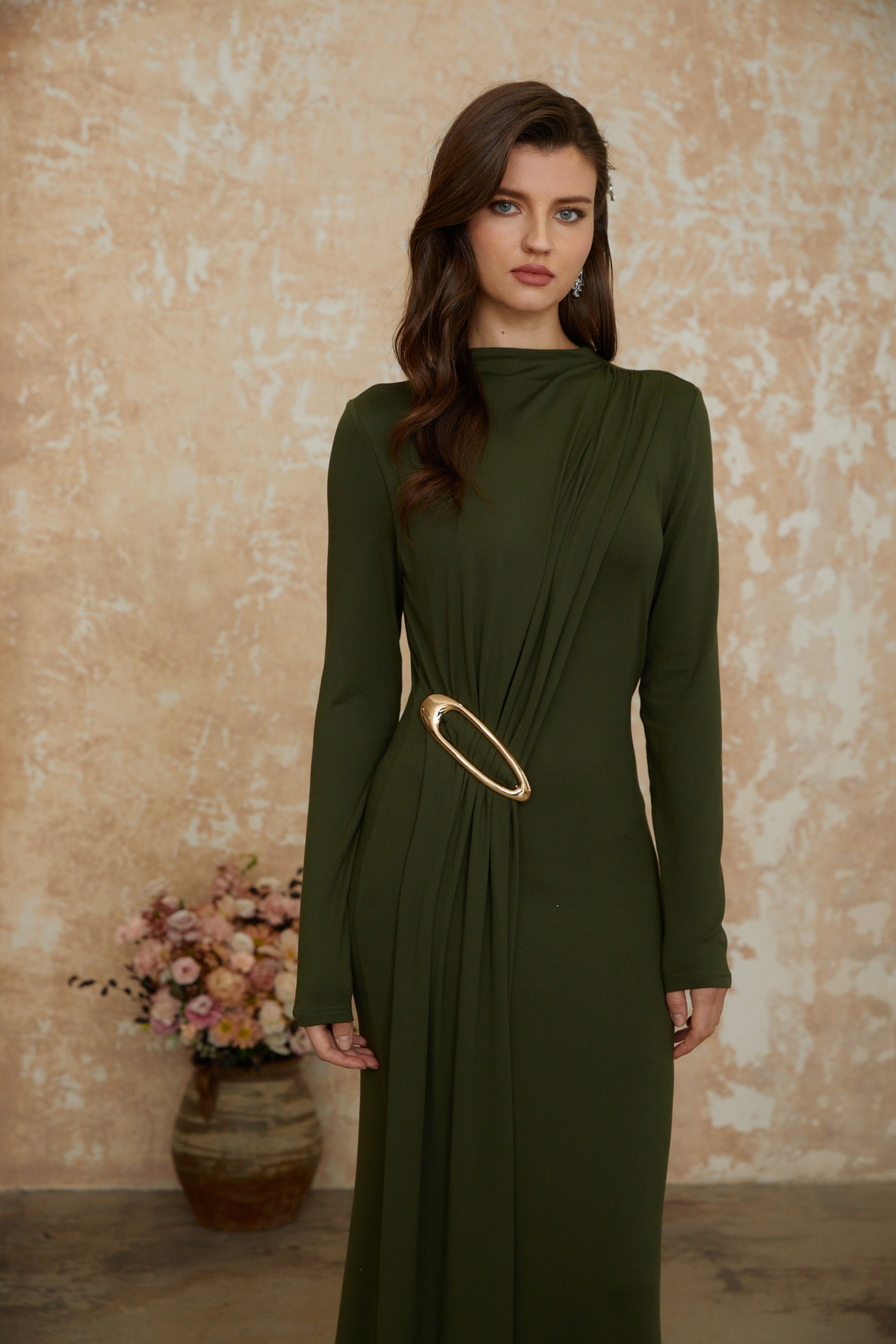 Vestido largo verde claro con fruncido y lazo en la cintura, estilo maxi de MRNewyork, para ocasiones elegantes.