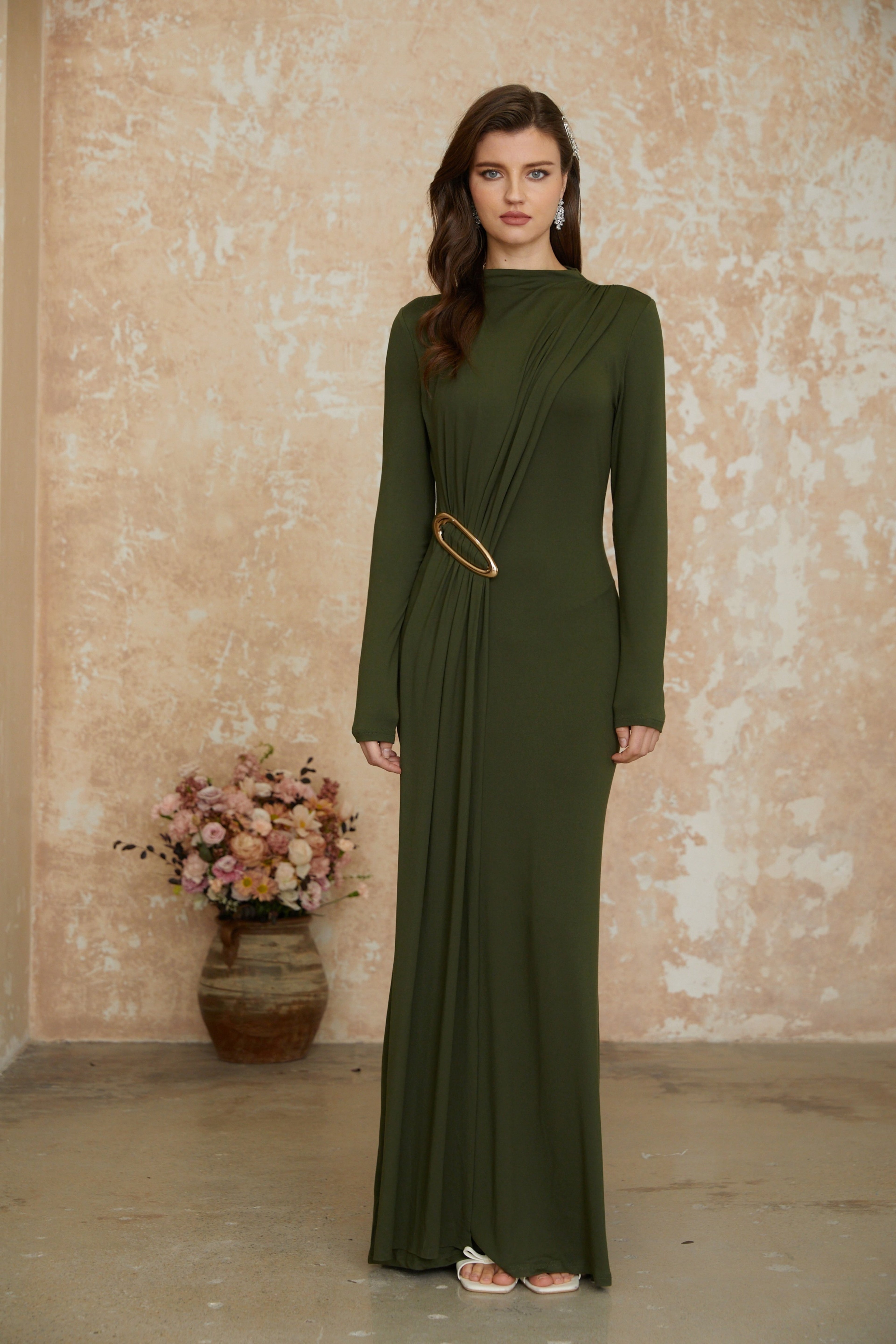Vestido maxi ajustado en color verde ciervo de MRNewyork con detalles de lazo y diseño ruched.