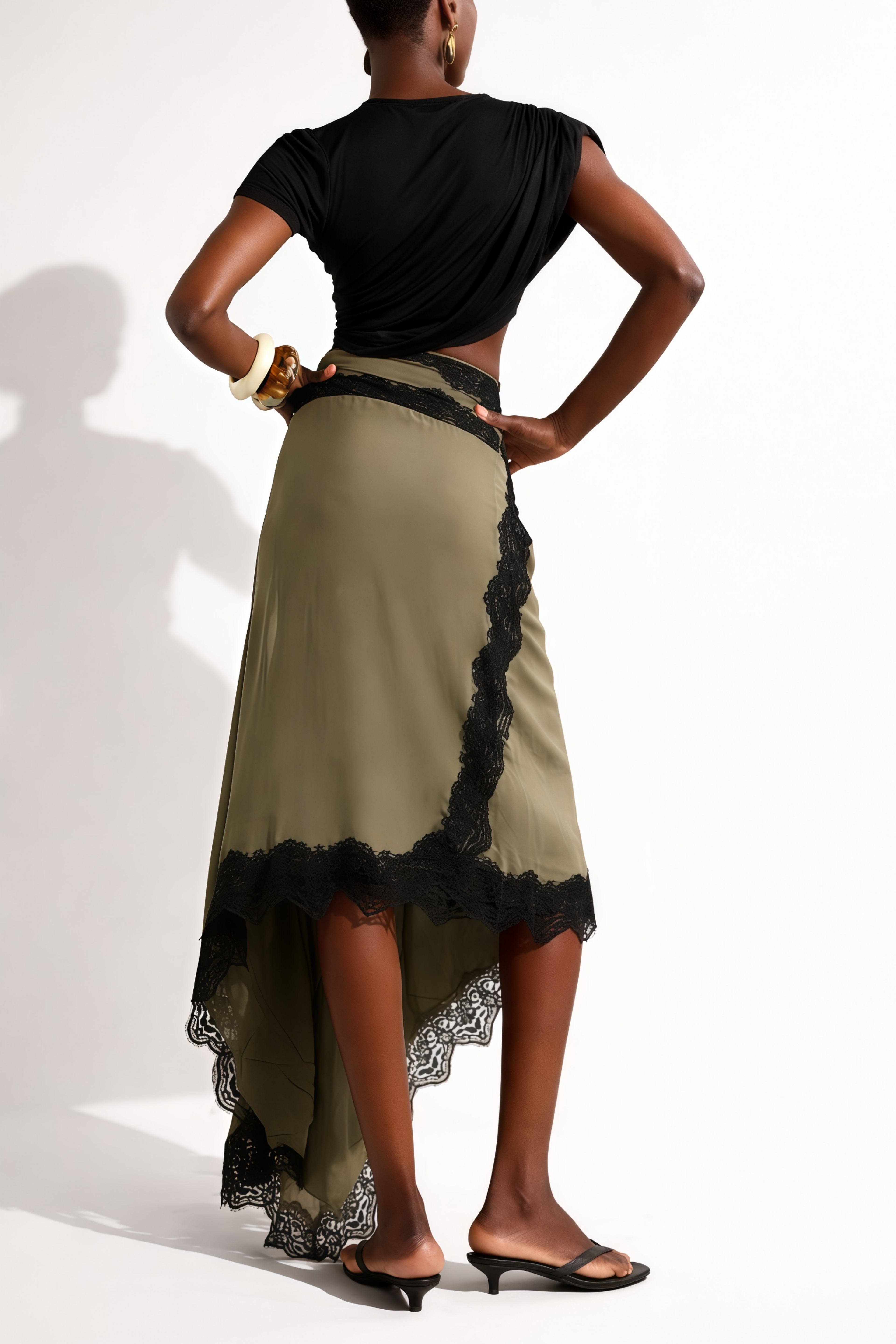 Vestido maxi negro Fiamma con panel de encaje fruncido de la marca MRNewyork, con detalles elegantes y estilo sofisticado.