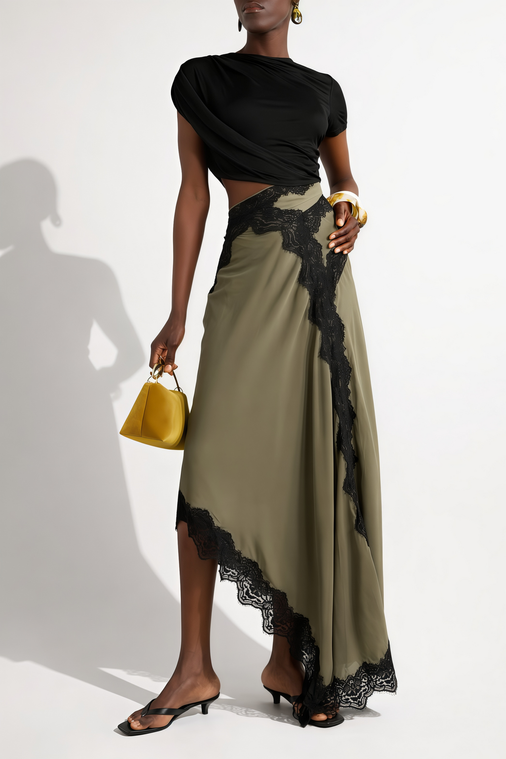 Vestido largo negro Fiamma con encaje recogido de MRNewyork, muestra el diseño elegante y detalles de encaje en la parte superior.