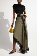 Vestido largo negro Fiamma con encaje recogido de MRNewyork, muestra el diseño elegante y detalles de encaje en la parte superior.