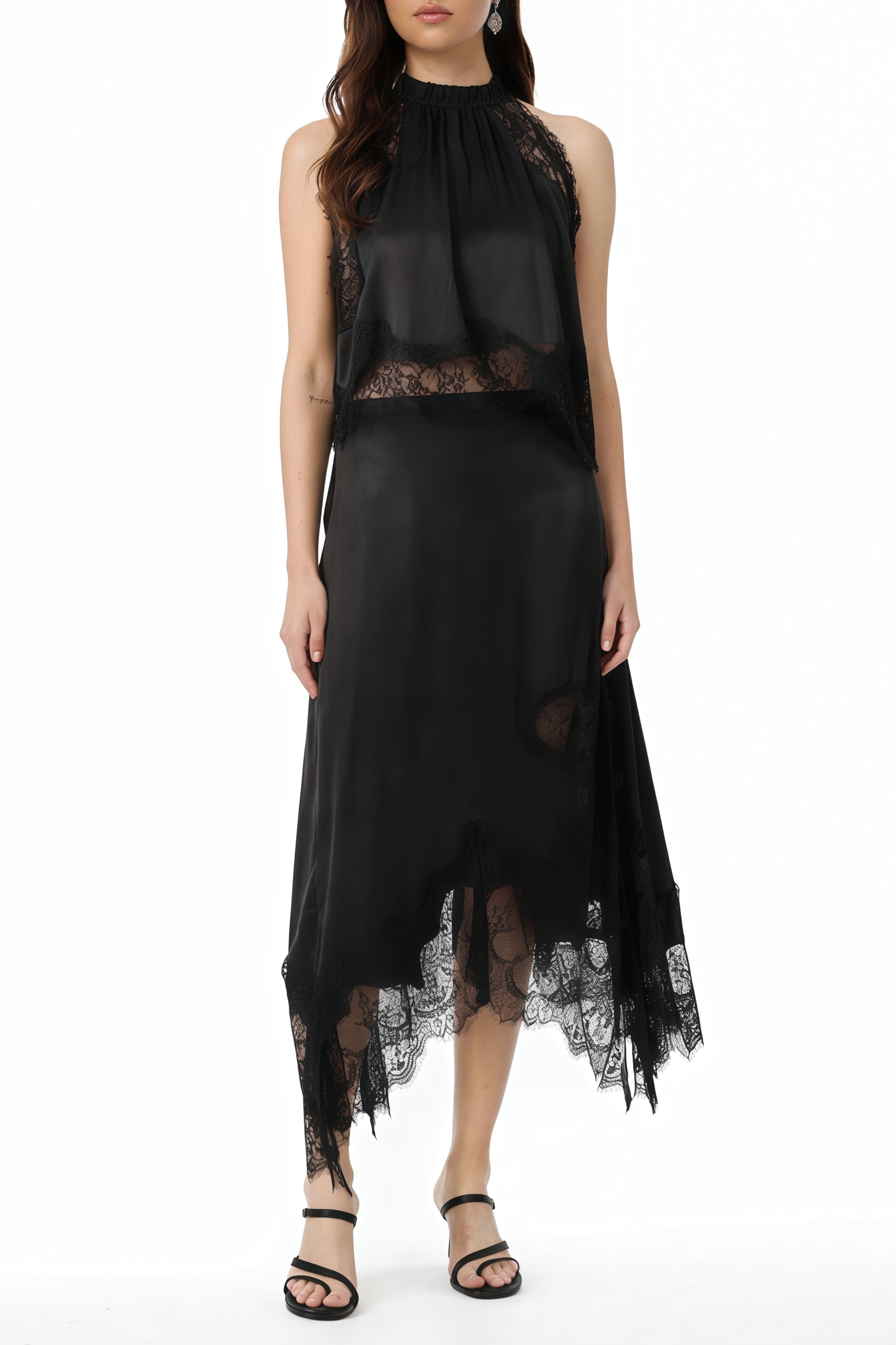 Conjunto de top y falda de encaje negro Florence de MRNewyork, con paneles de encaje y diseño elegante.