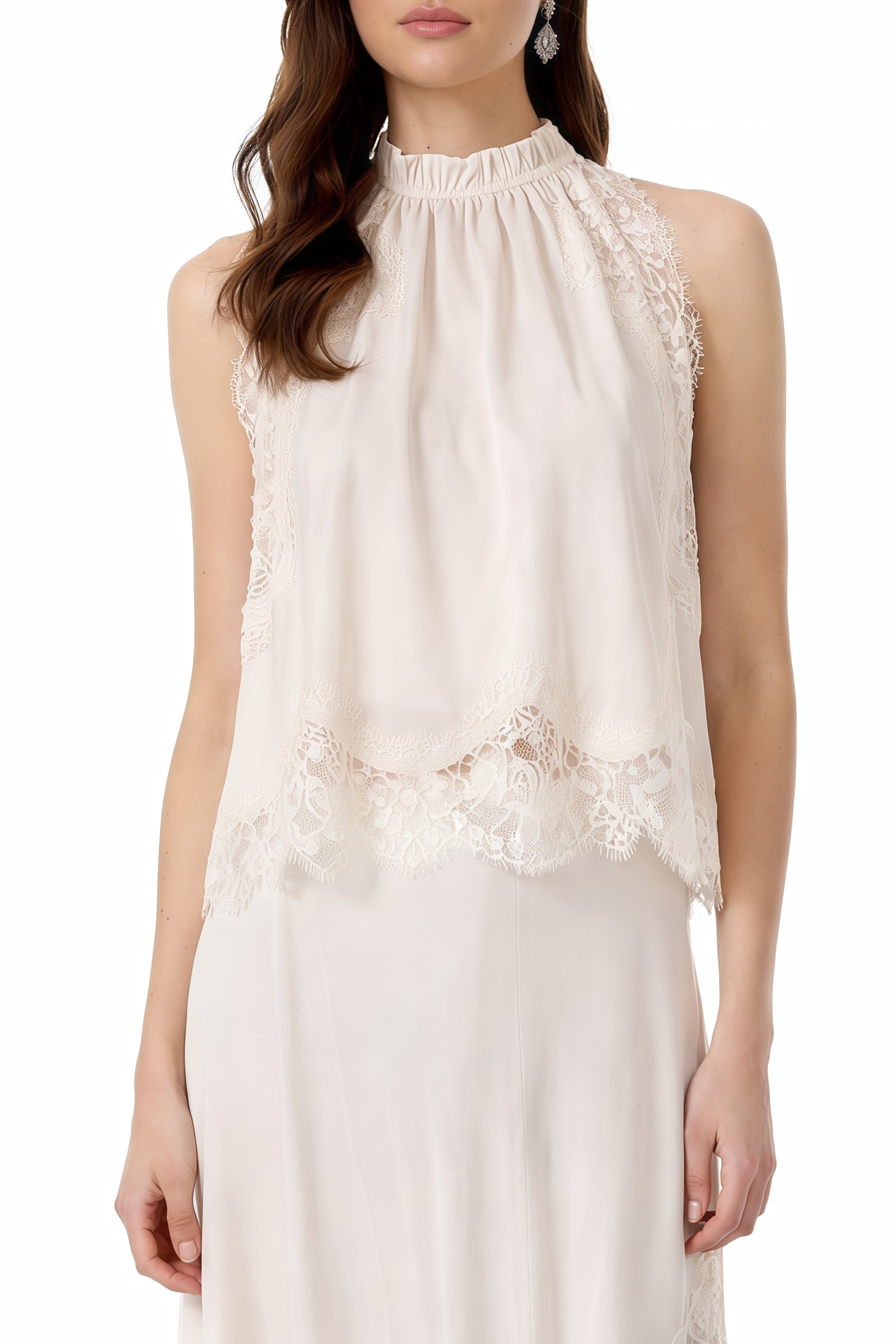 Conjunto de blusa y falda con paneles de encaje blanco de MRNewyork, elegante y femenino, en color blanco.