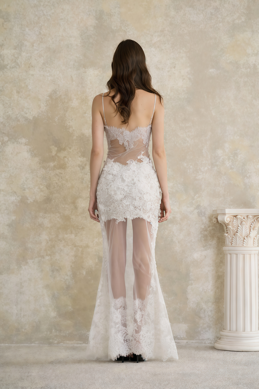 Vestido largo de encaje floral semi transparente en color blanco de MRNewyork, estilo maxi, con detalles delicados y elegantes.