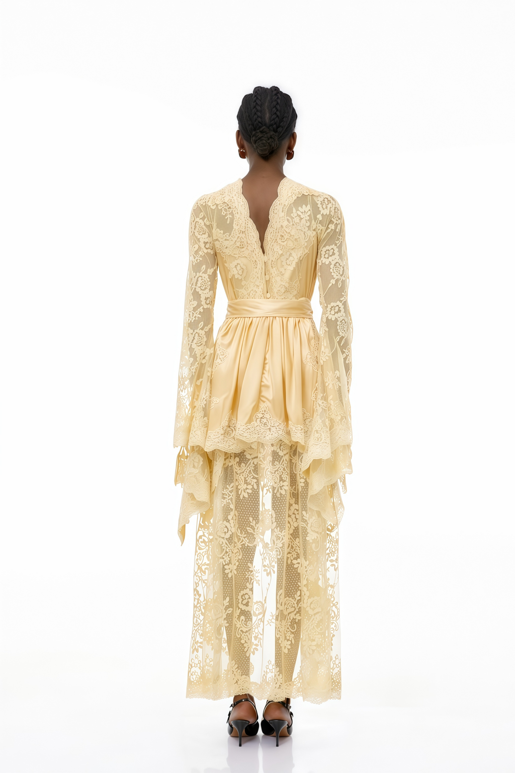 Vestido midi de encaje en color neutro con lazo autoadaptable de MRMelbourne, muestra detalles de encaje y corte elegante.
