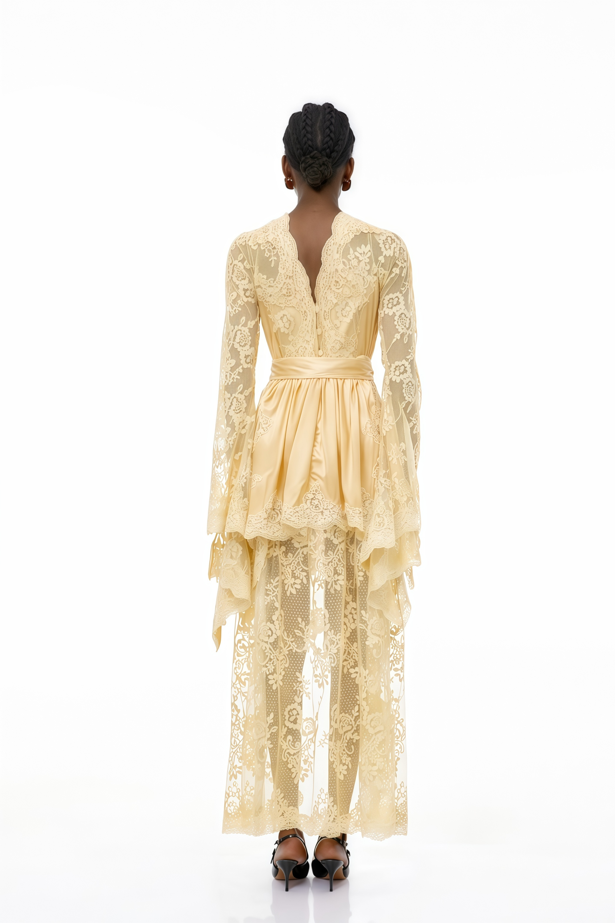 Vestido midi de encaje en color neutro con lazo autoadaptable de MRMelbourne, muestra detalles de encaje y corte elegante.