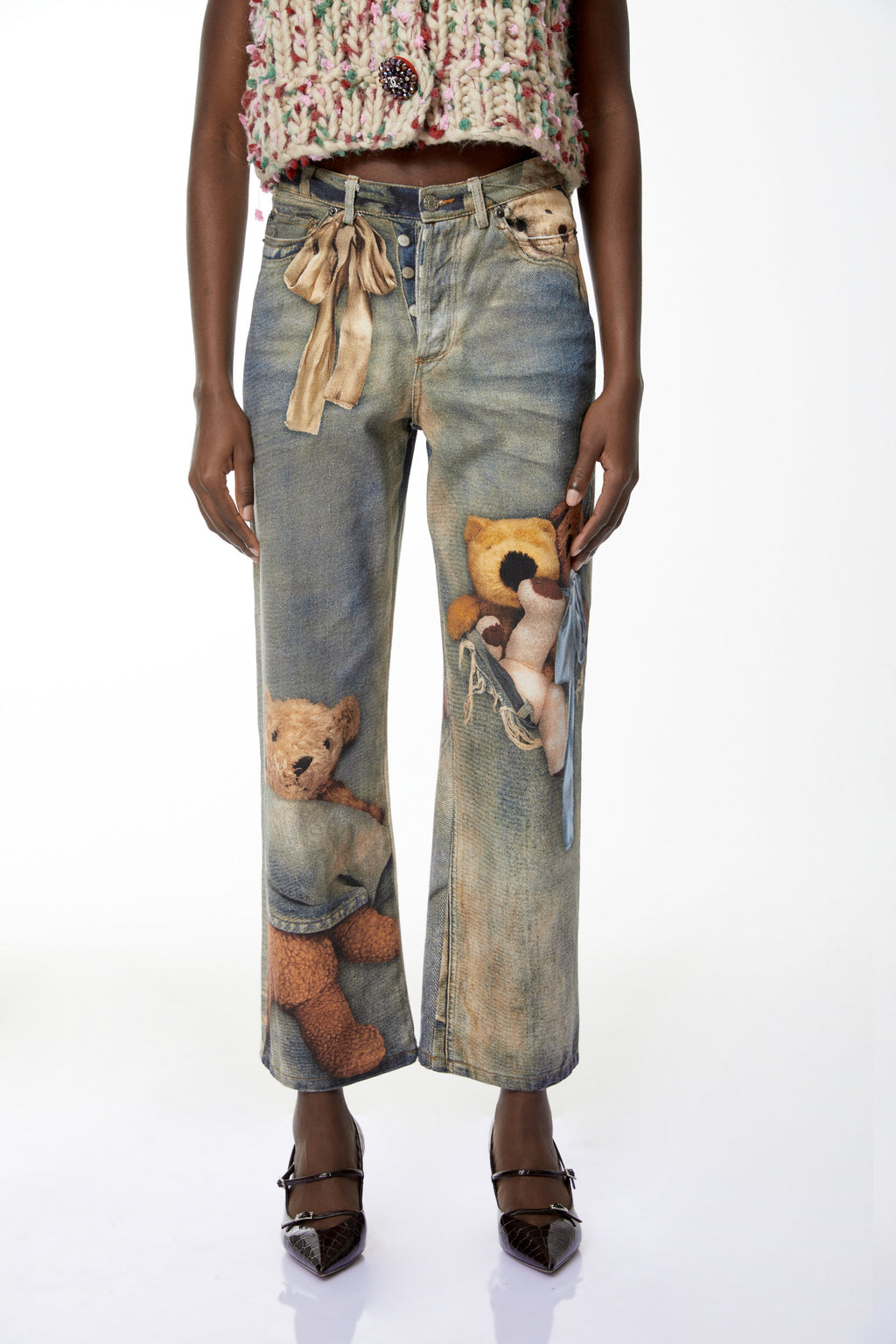 Pantalones vaqueros azul denim con estampado de oso de la marca MRTokyo, vista frontal en la imagen.