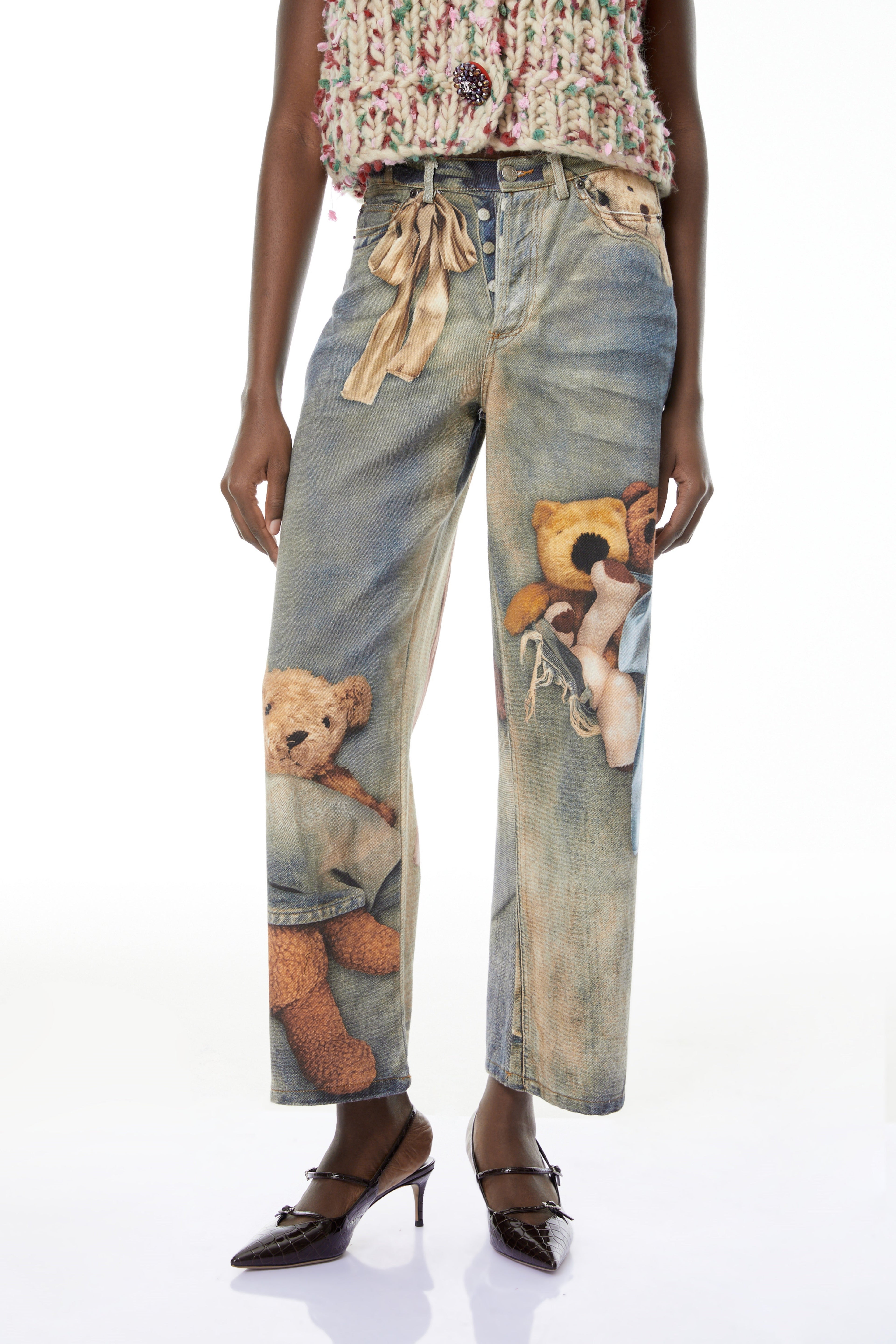 Pantalones vaqueros azules de mezclilla con estampado de oso de la marca MRTokyo, vista frontal en color y diseño.