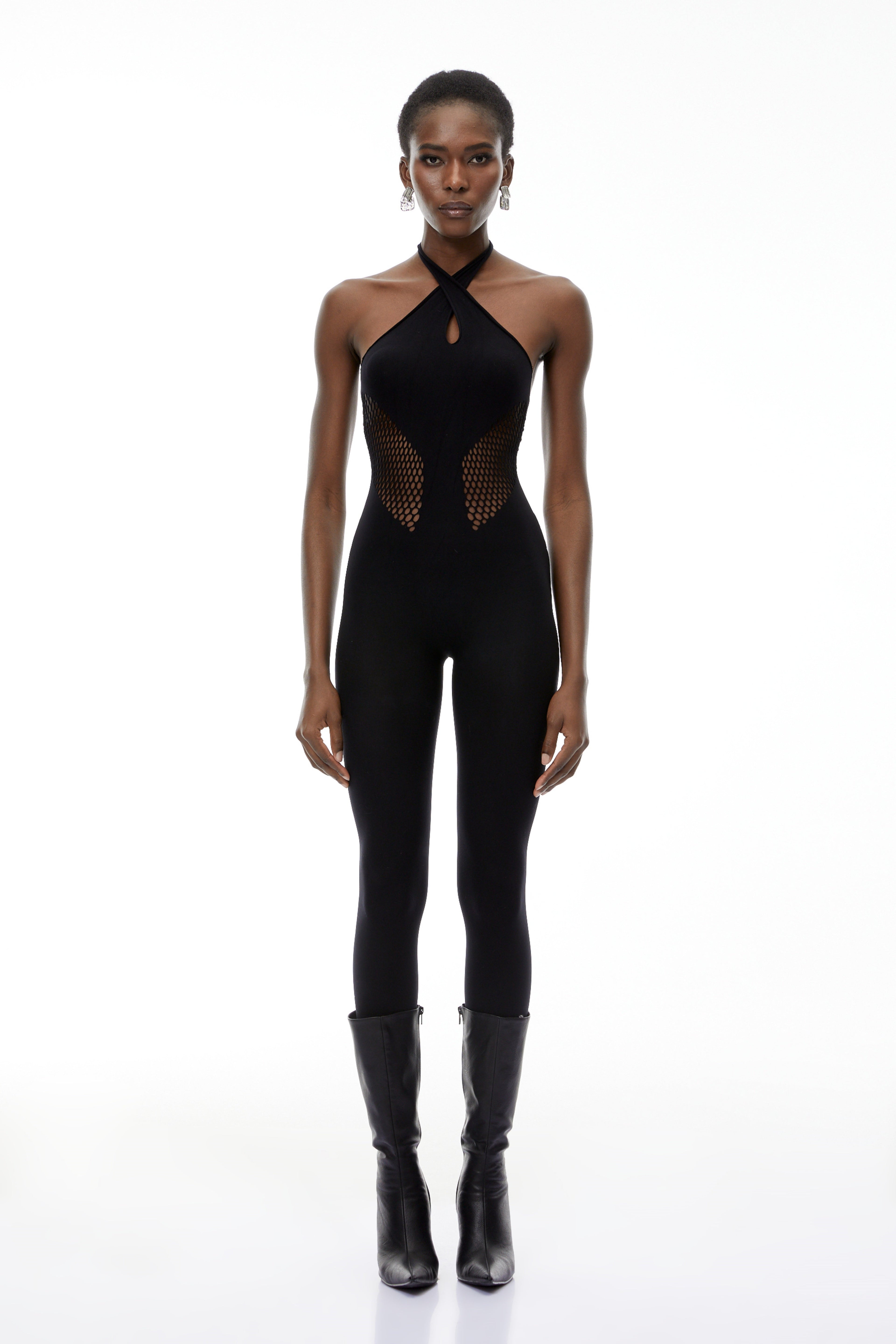 Mono negro Gael de MRTokyo con cuello halter y recortes, mostrando su diseño elegante y moderno en la imagen.