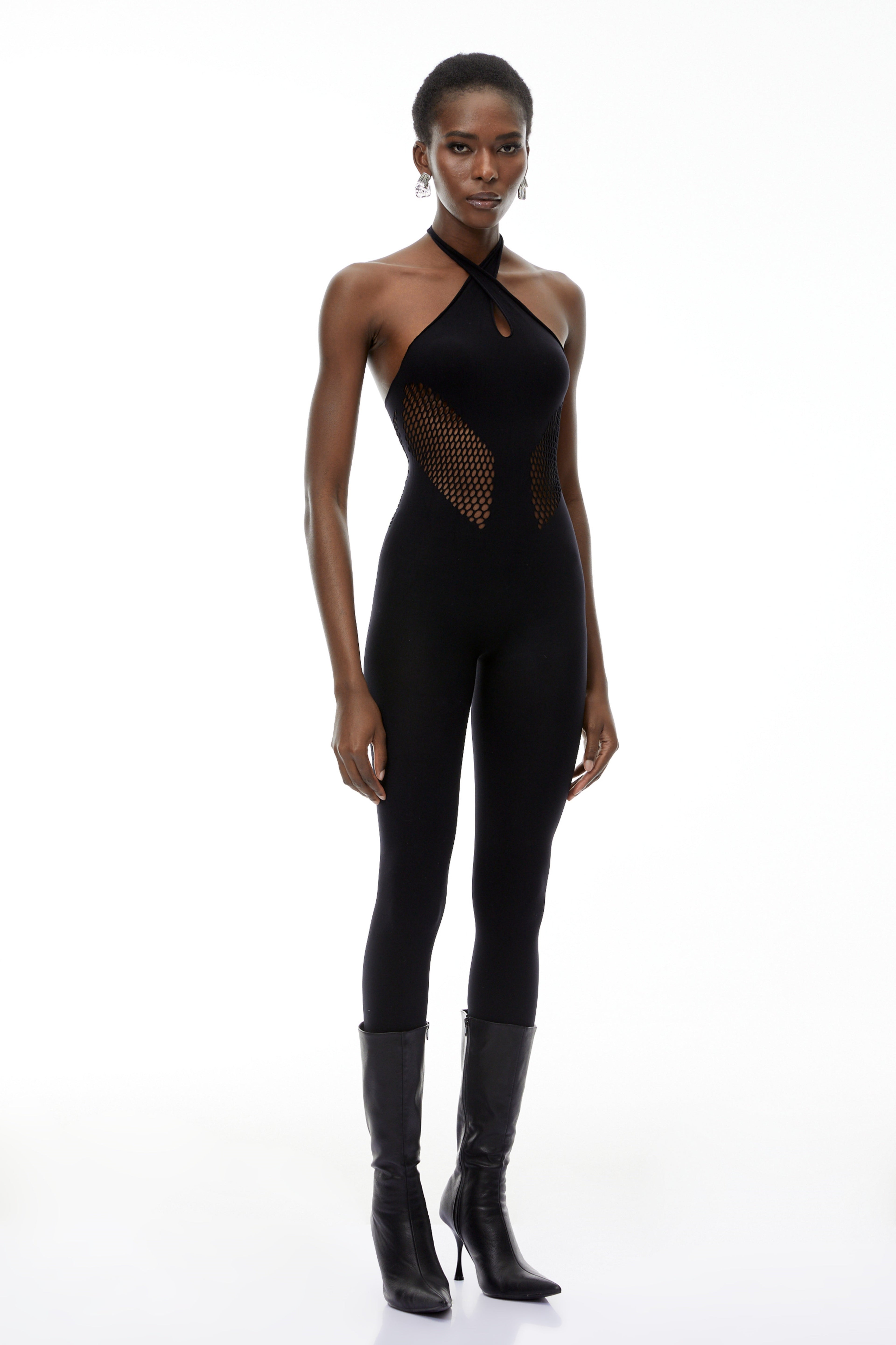 Mono negro Gael de MRTokyo con cuello halter y recortes, mostrando el diseño elegante y detalles en la prenda.