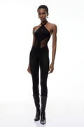 Mono negro Gael de MRTokyo con cuello halter y recortes, mostrando el diseño elegante y moderno del jumpsuit.