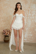 Conjunto de blusa y falda de encaje floral en blanco con perlas de MRNewyork, diseño elegante y delicado.