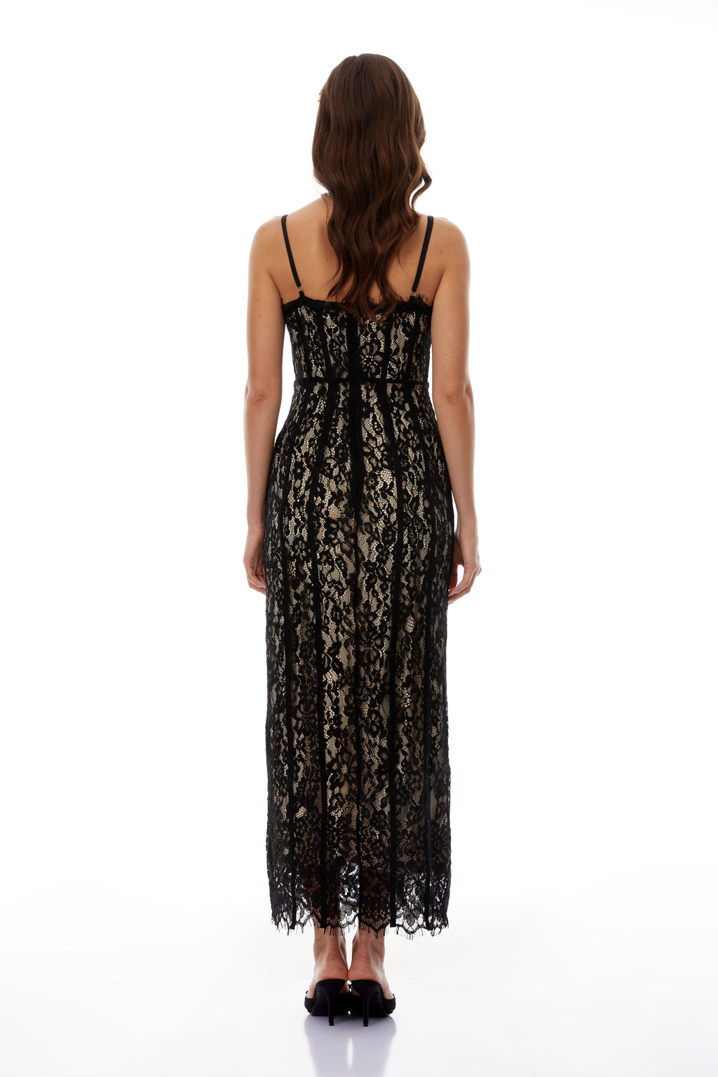 Vestido largo de novia negro con encaje floral, corsé ajustado y falda maxi, elegante y sofisticado.