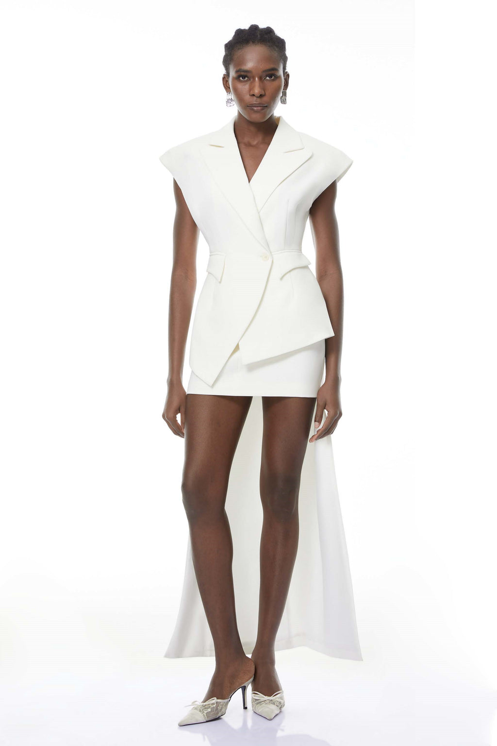 Conjunto de blazer y falda asimétricos blancos Grace de MRTokyo, estilo elegante y moderno para mujer.