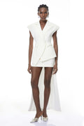 Conjunto de blazer y falda asimétricos blancos Grace de MRTokyo, estilo elegante y moderno para mujer.