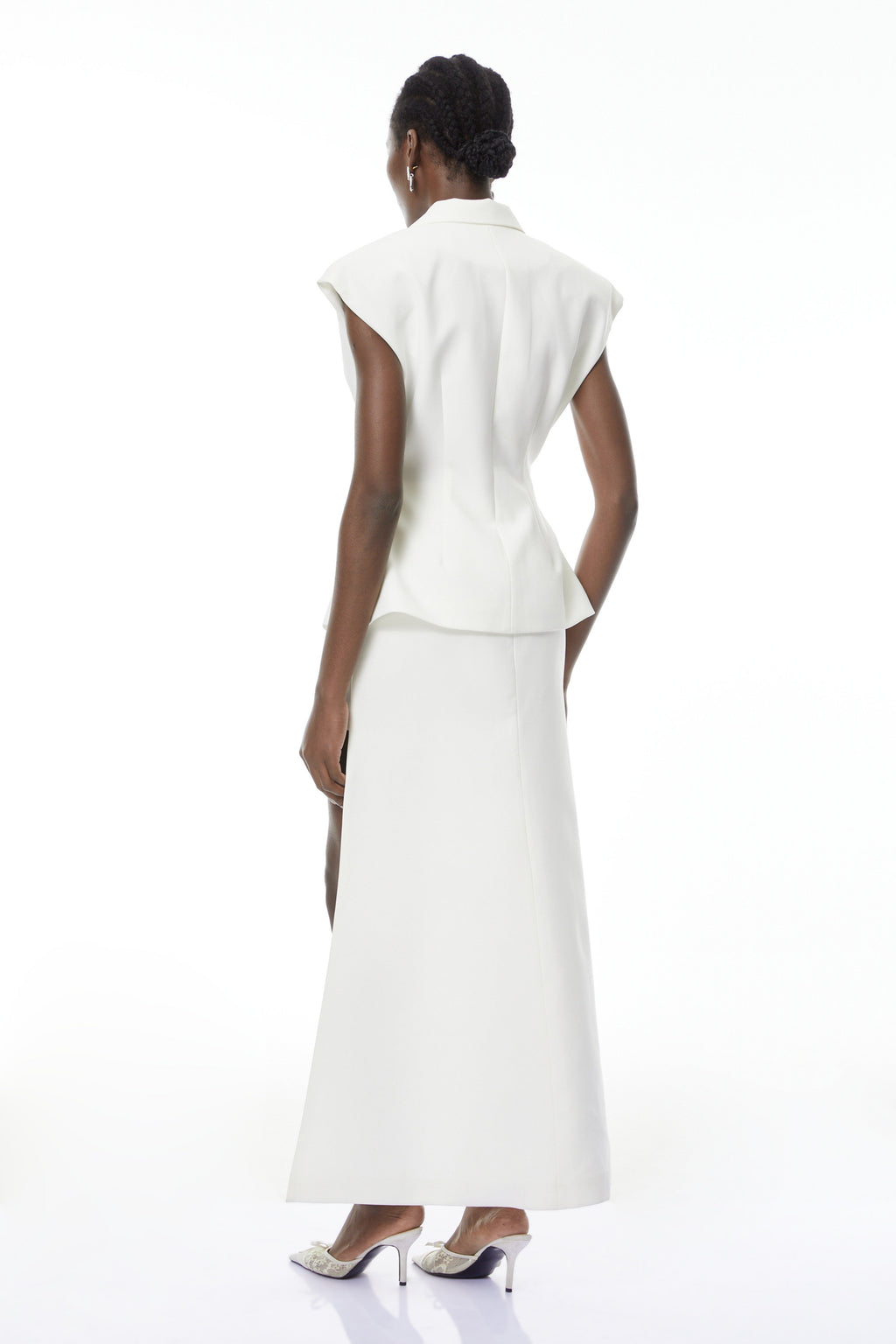 Conjunto de blazer y falda asimétricos blancos de MRTokyo, modelo elegante y moderno para ocasiones formales.