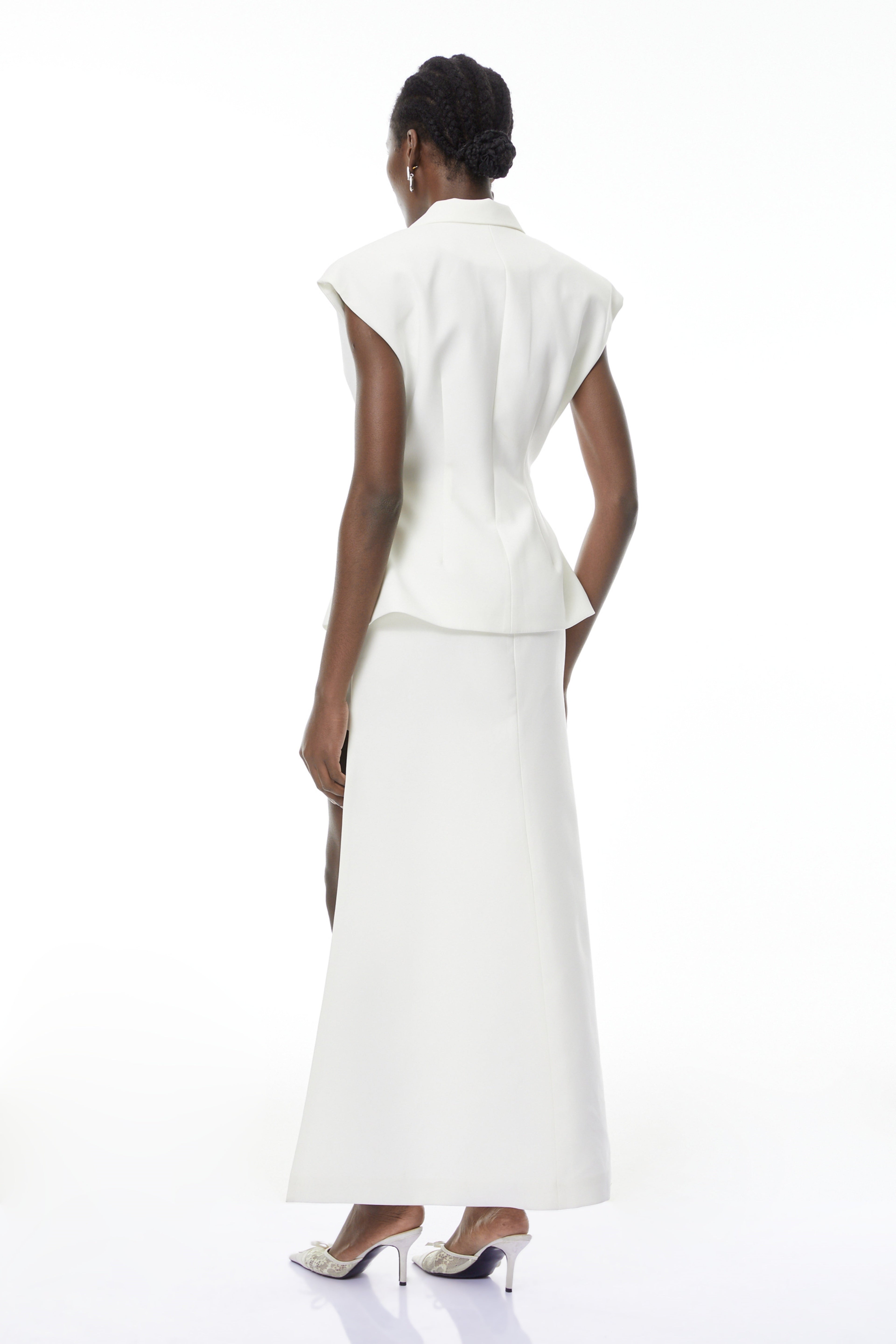 Conjunto de blazer y falda asimétricos blancos de MRTokyo, modelo elegante y moderno para ocasiones formales.