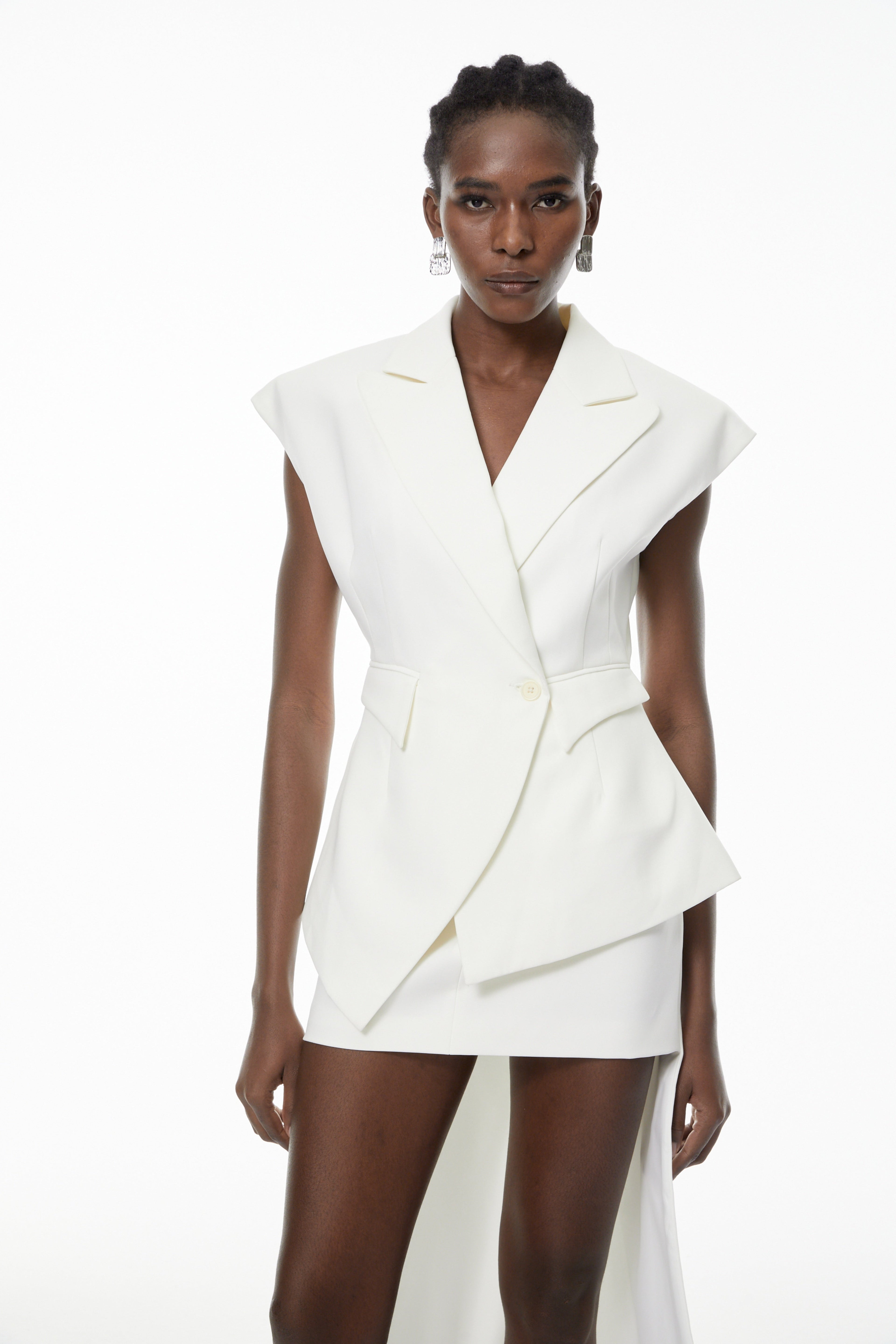 Conjunto de blazer y falda asimétricos blancos de MRTokyo, modelo Grace White, vista frontal con detalles elegantes.