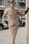 Conjunto de chaqueta y falda doble botonadura gris de MRNewyork, modelo Gracie en vista frontal.