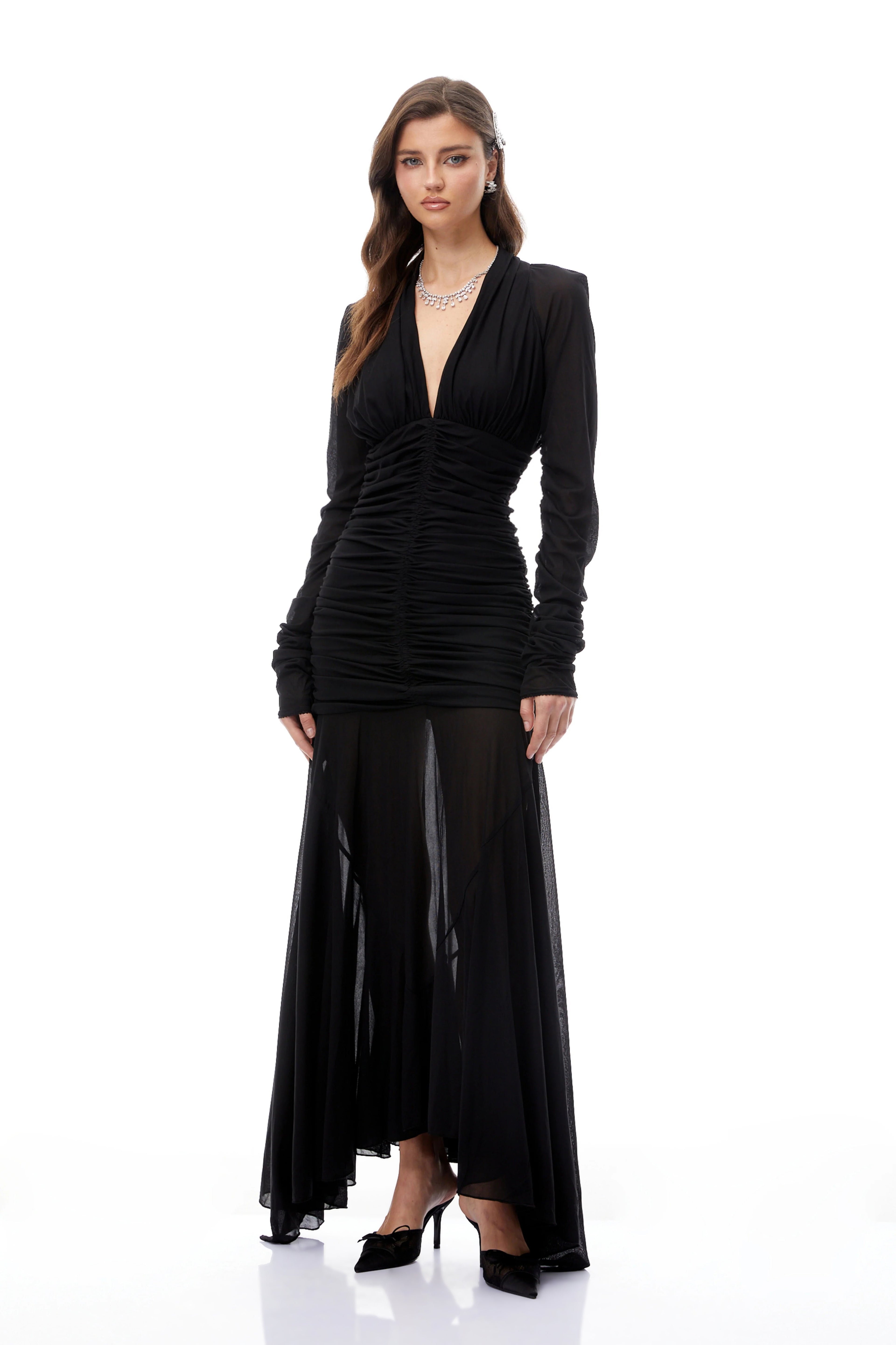 Vestido largo maxi de encaje negro con efecto ruched y malla transparente de la marca Bridal, visible en la imagen.