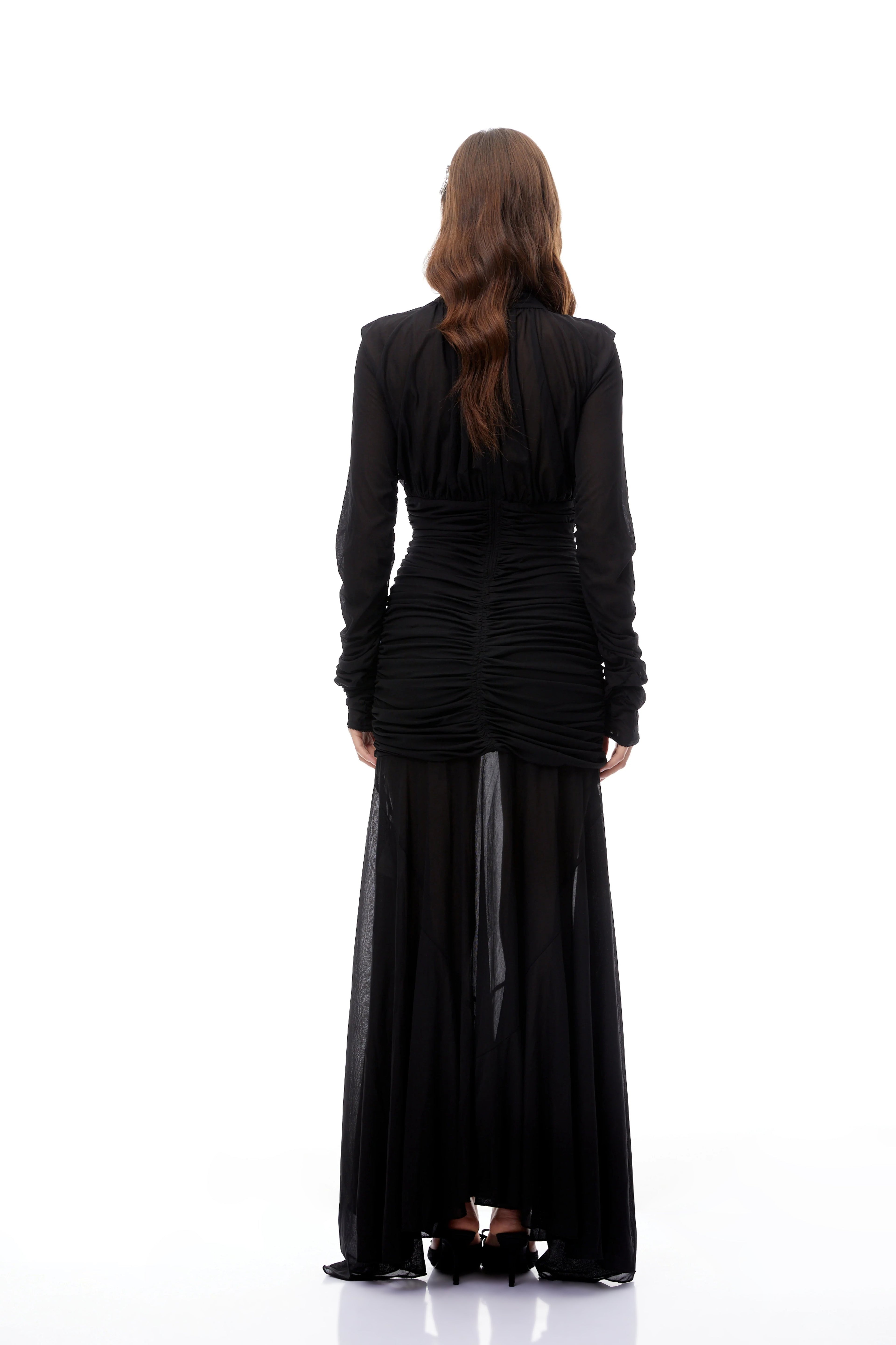Vestido maxi negro Greta de malla transparente con drapeado, diseñado por Bridal, para ocasiones elegantes y sofisticadas.