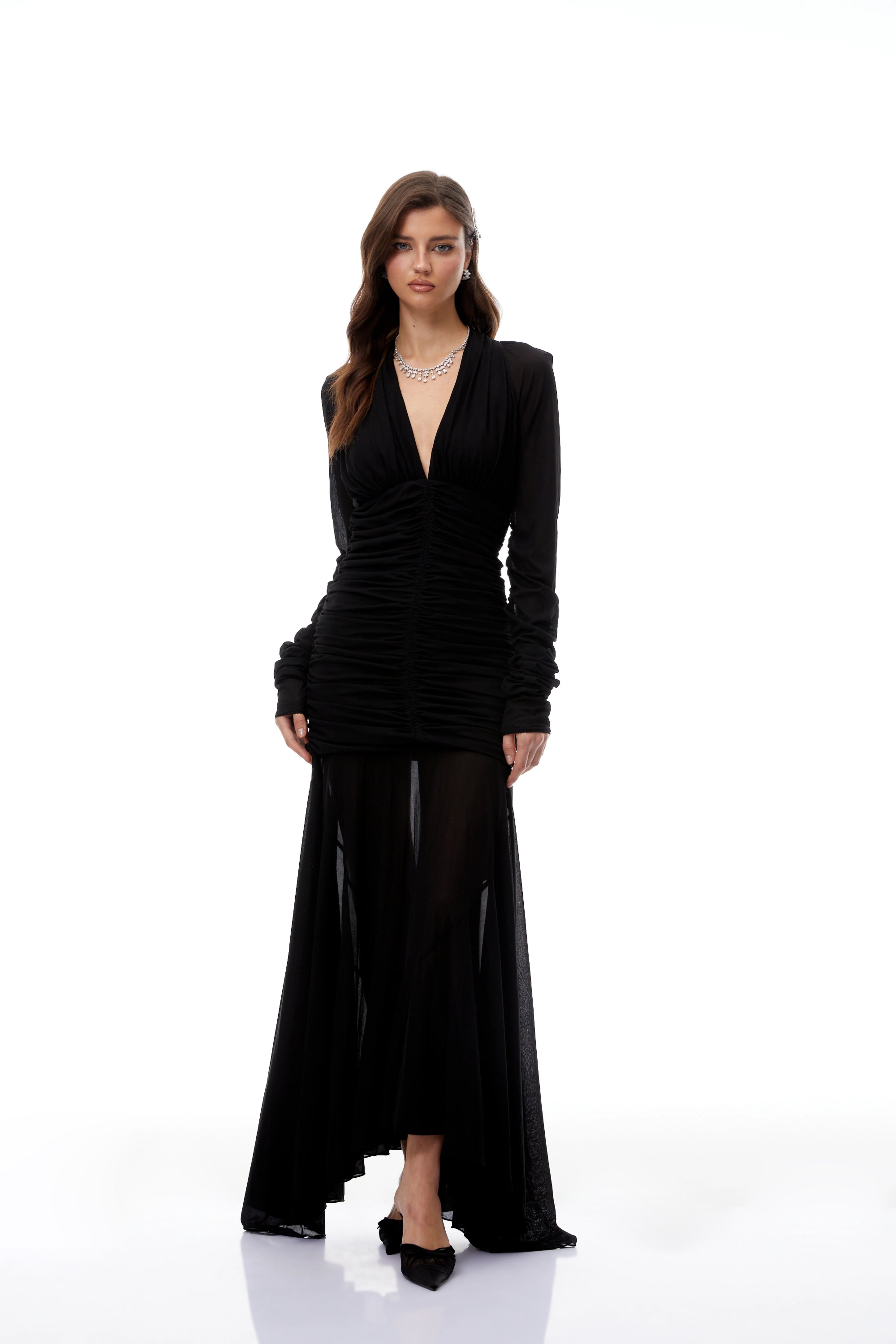 Vestido largo negro de malla transparente y fruncido de la marca Bridal, con diseño maxi y detalles elegantes.