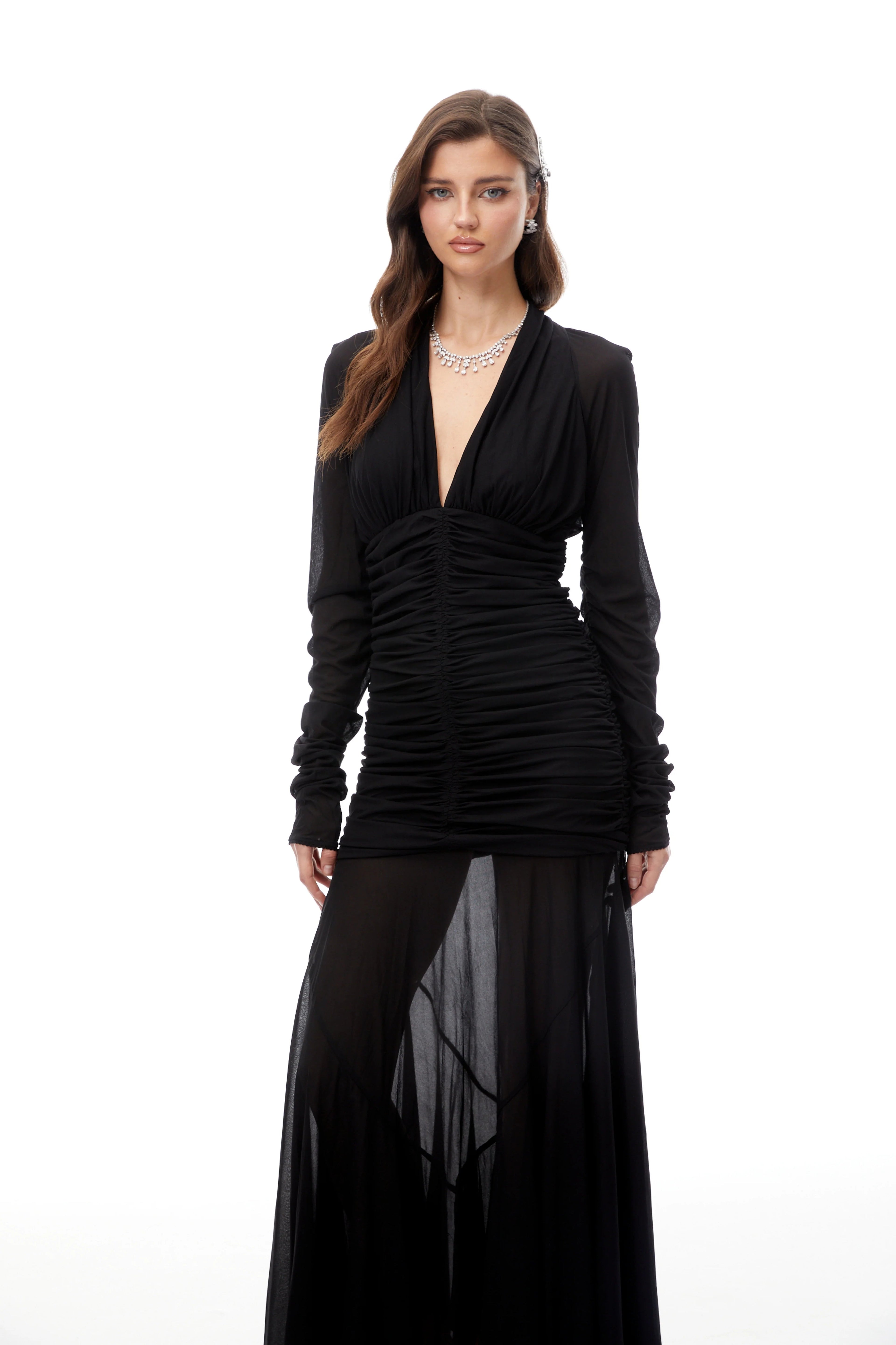 Vestido largo maxi negro con malla transparente y detalles fruncidos, de la marca Bridal, en color negro.