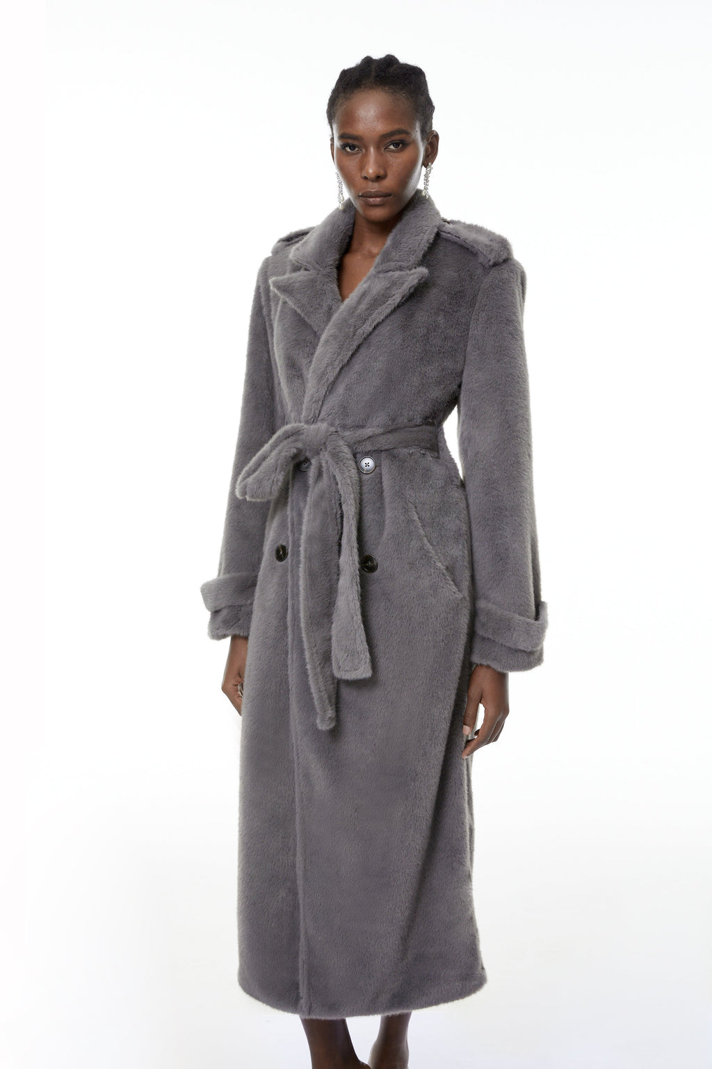 Abrigo largo de peluche gris Gugulethu de MRTokyo, con textura suave y diseño elegante, ideal para el invierno.