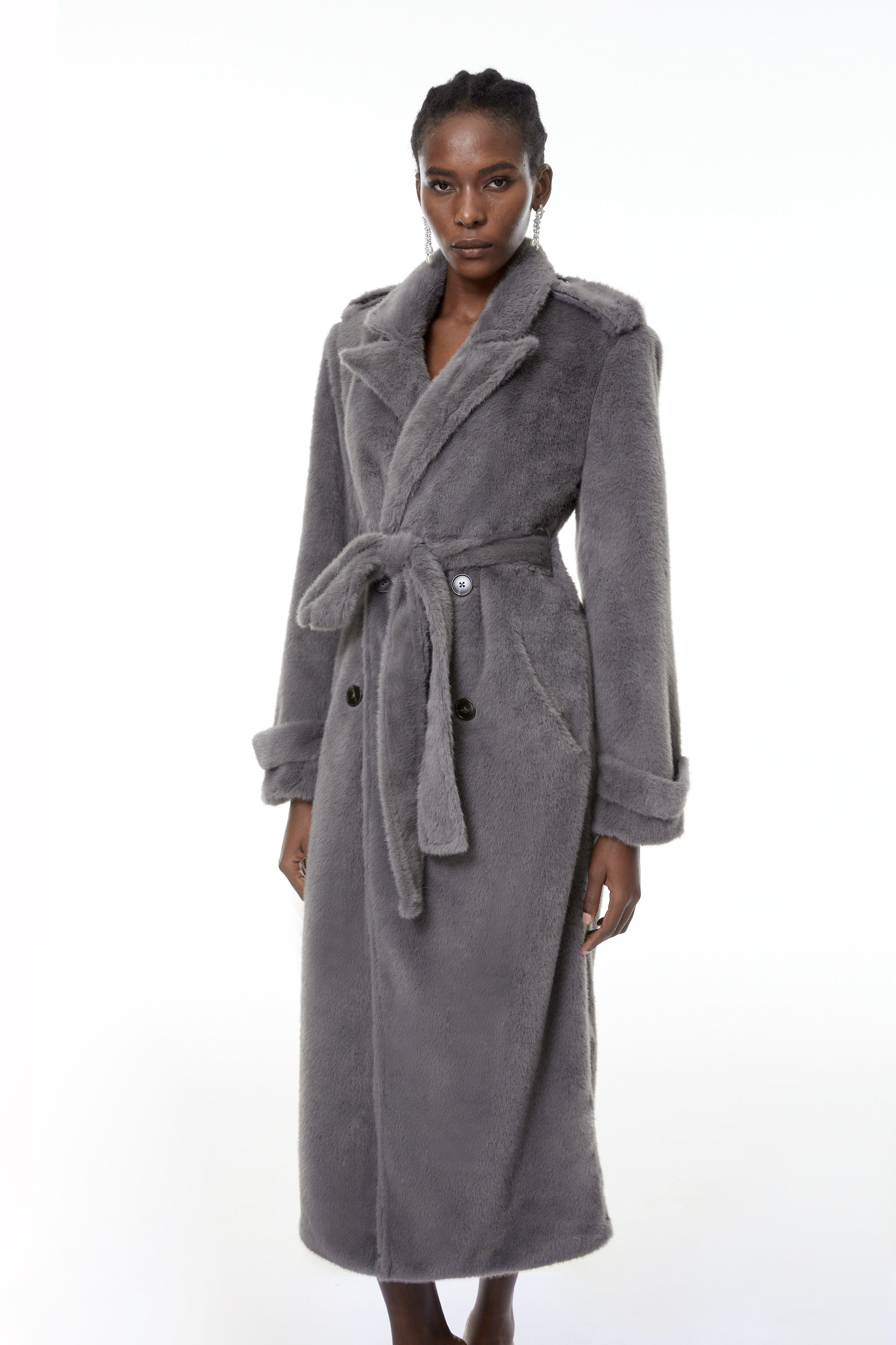 Abrigo largo de peluche gris Gugulethu de MRTokyo, con textura suave y diseño elegante, ideal para el invierno.