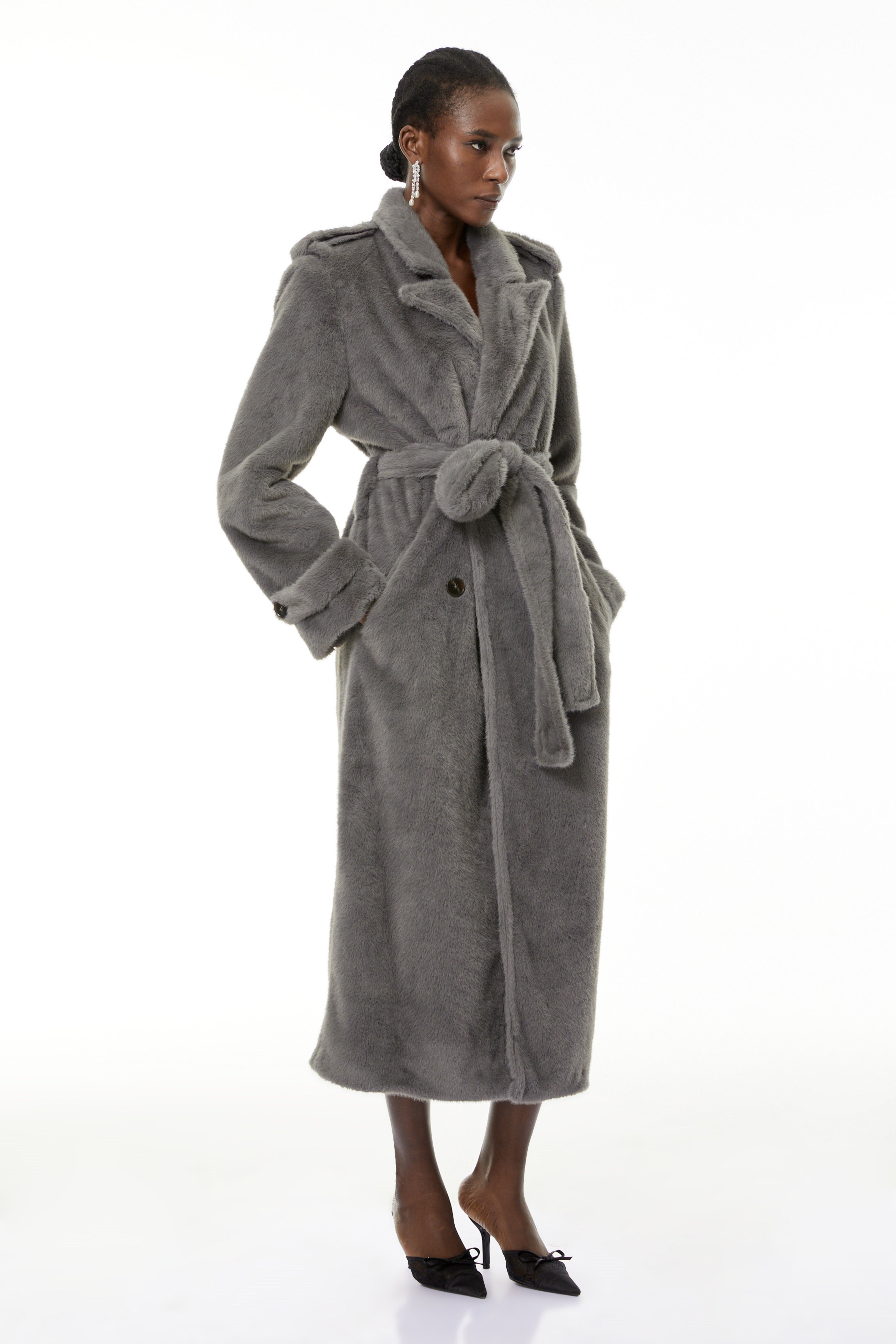 Abrigo largo de piel sintética gris Gugulethu de MRTokyo, con textura suave y diseño elegante para invierno.