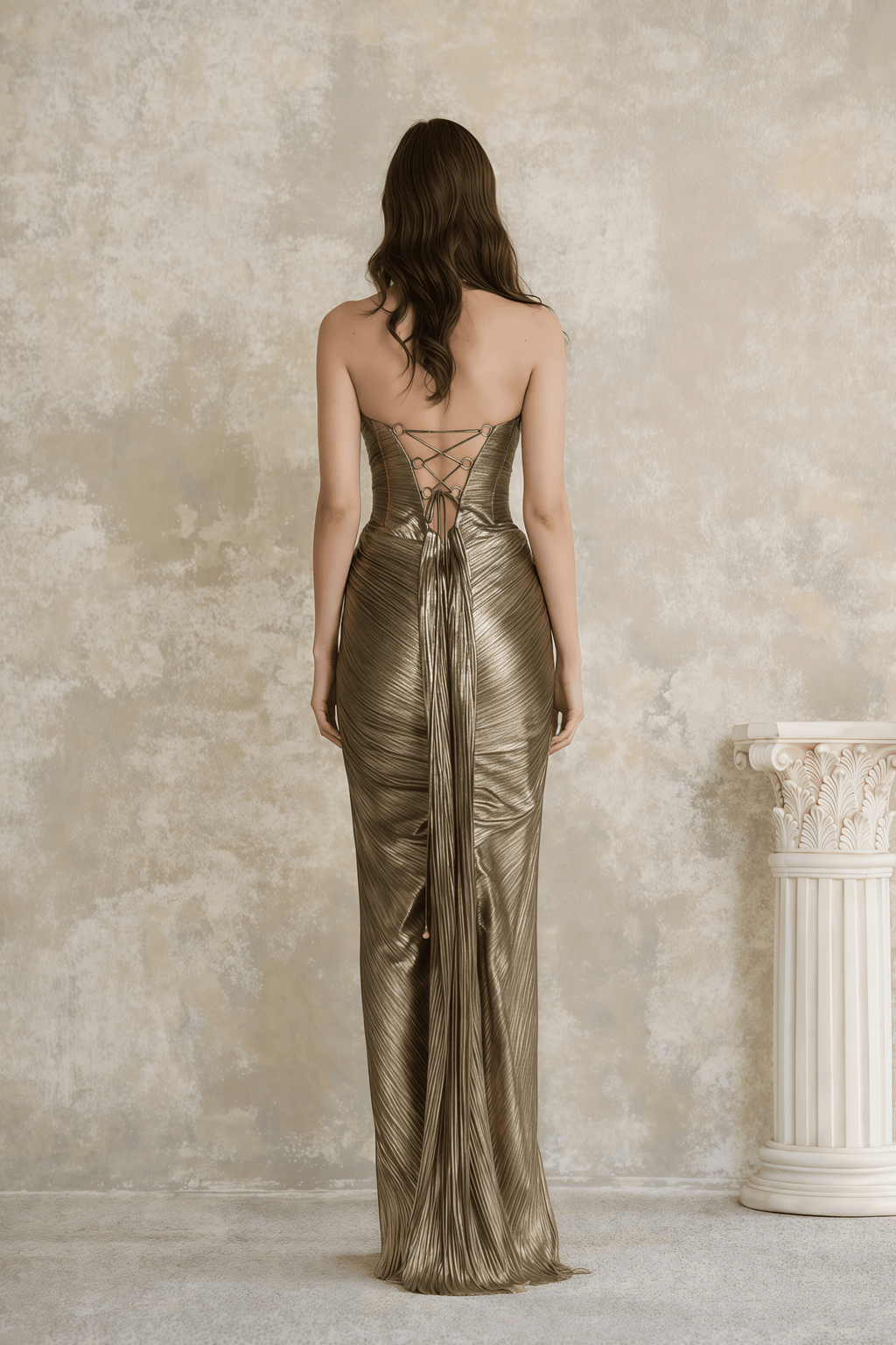 Vestido maxi dorado con hombros descubiertos de MRNewyork, estilo elegante y fluido para ocasiones especiales.