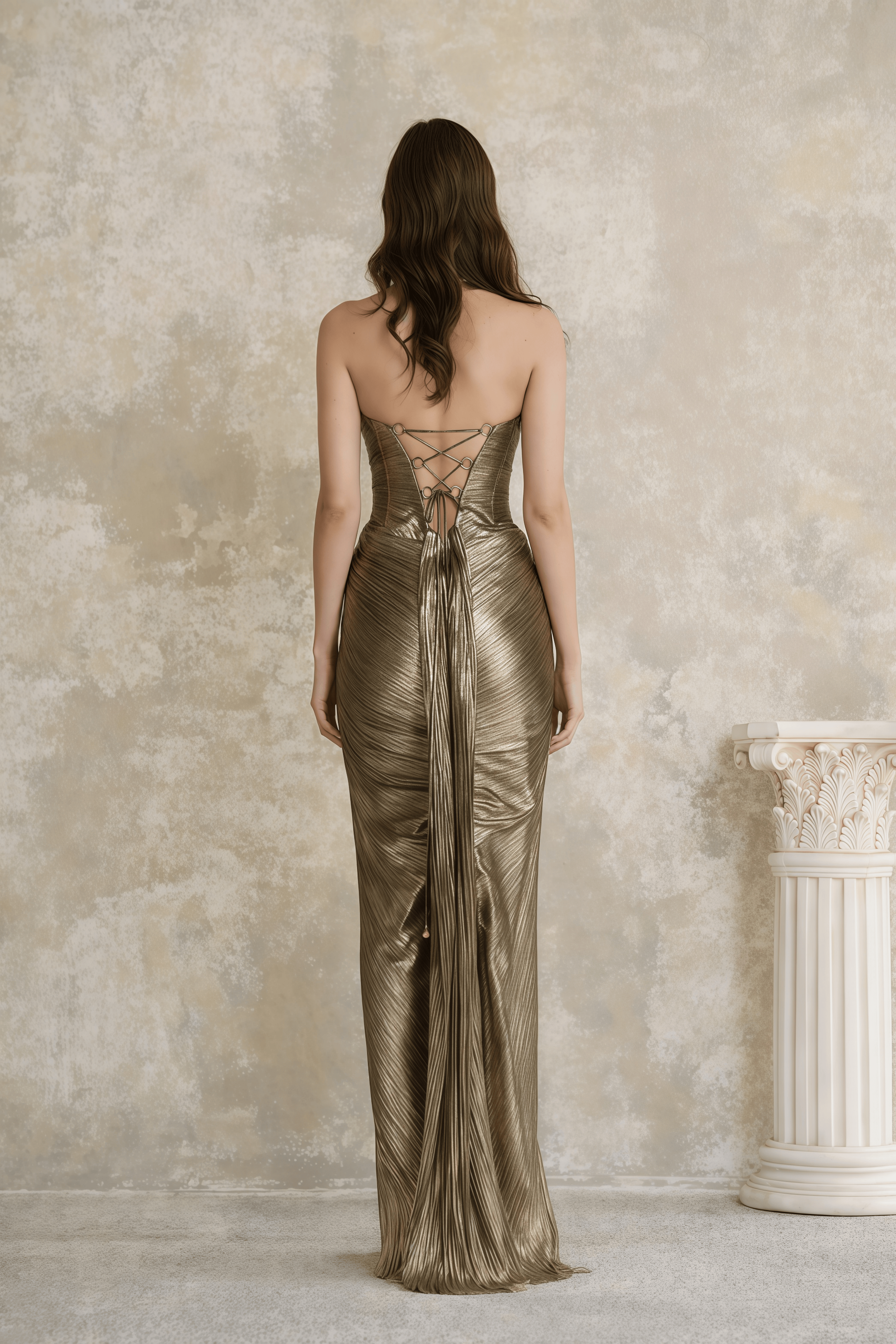 Vestido maxi dorado con hombros descubiertos de MRNewyork, estilo elegante y fluido para ocasiones especiales.