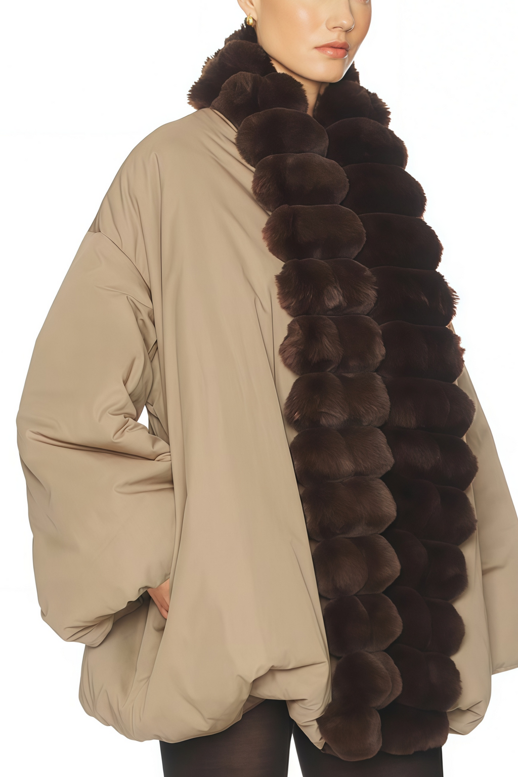 Jacket acolchada de plumas beige con borde de piel en la capucha, estilo burbuja, de la marca Final Sale.