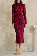 Vestido midi rojo con bordado floral de MRNewyork, diseño elegante y detallado, visible en la imagen.