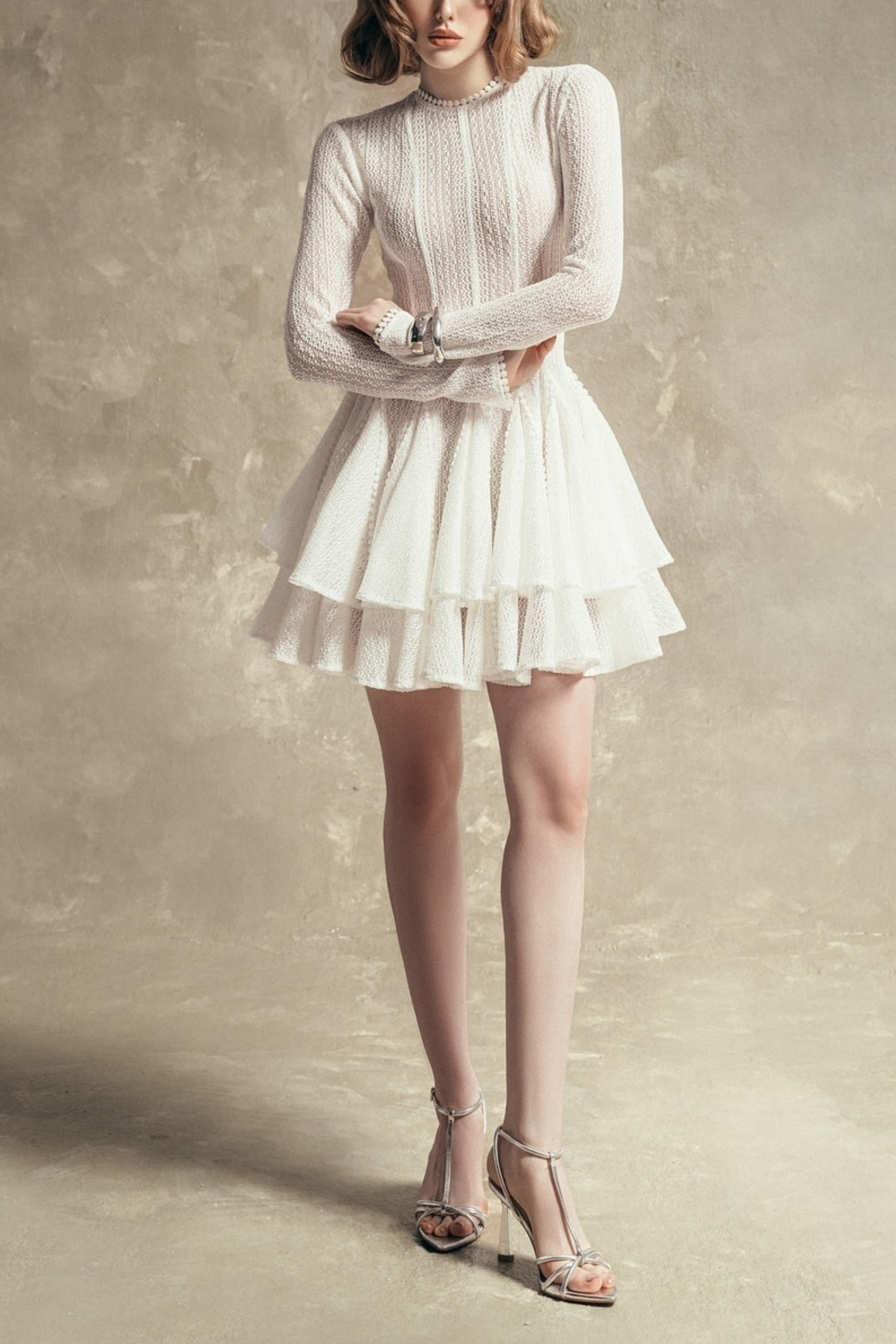 Vestido mini blanco con diseño de capas y volumen tipo puff de la marca MRNewyork, mostrado en la imagen.