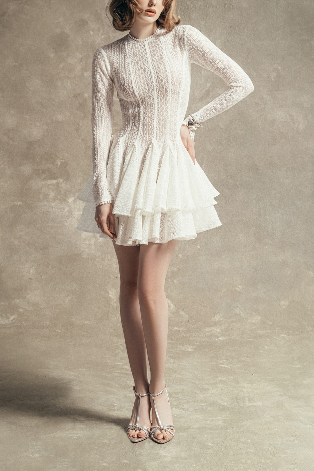 Vestido mini blanco con diseño de capas y puff, de la marca MRNewyork, en la imagen.