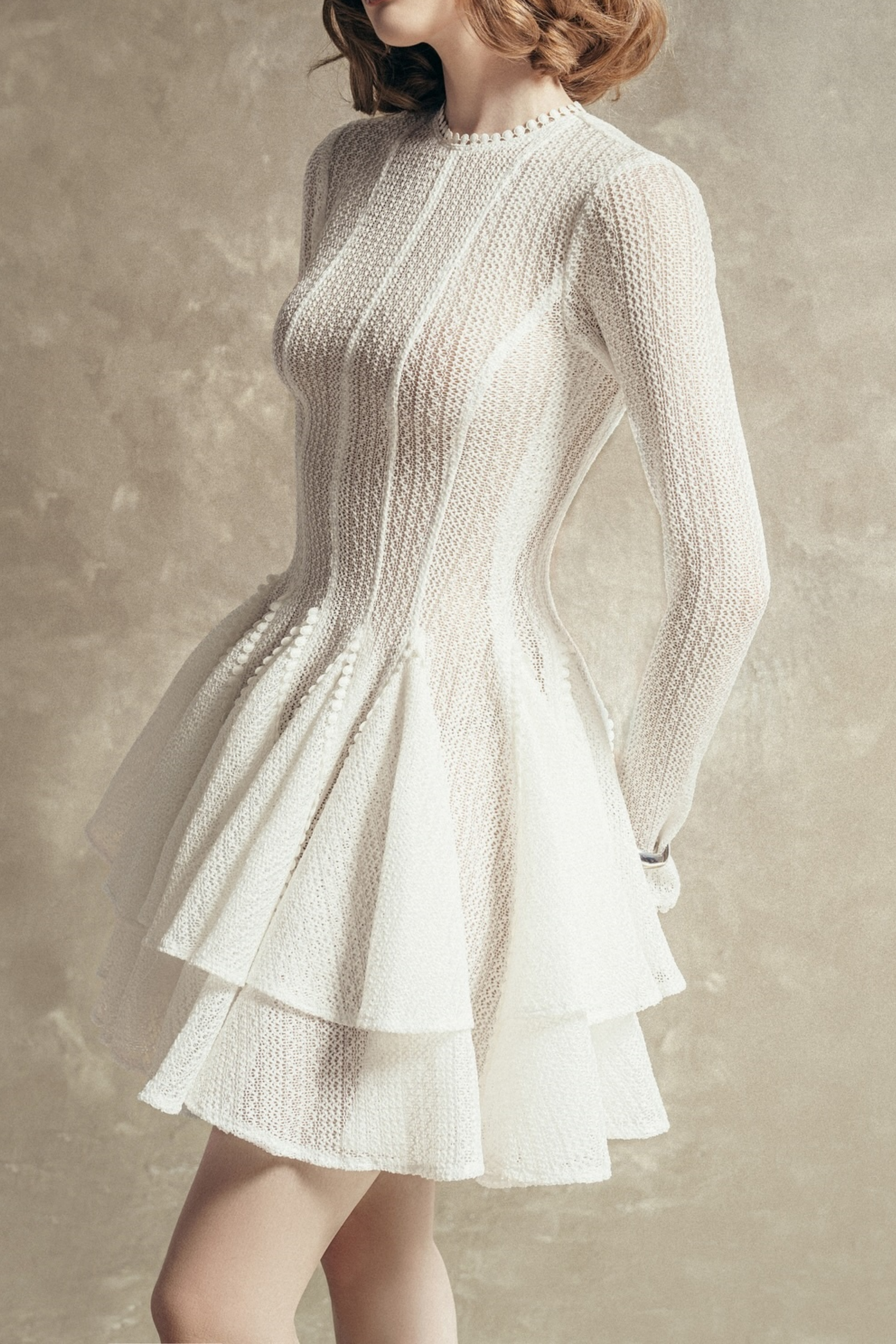 Vestido mini blanco con diseño en capas y mangas abullonadas de la marca MRNewyork, con detalles elegantes y modernos.