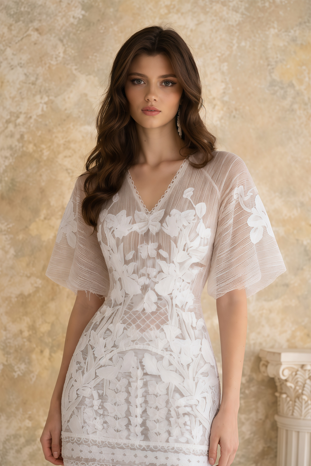 Vestido mini de encaje neutro Halsey de MRNewyork con aplicación de mariposa, detalles elegantes y delicados en la parte superior.
