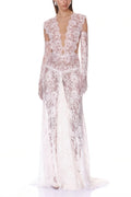 Vestido largo blanco de encaje transparente con escote en V profundo de la marca MRNewyork, mostrado en la imagen.