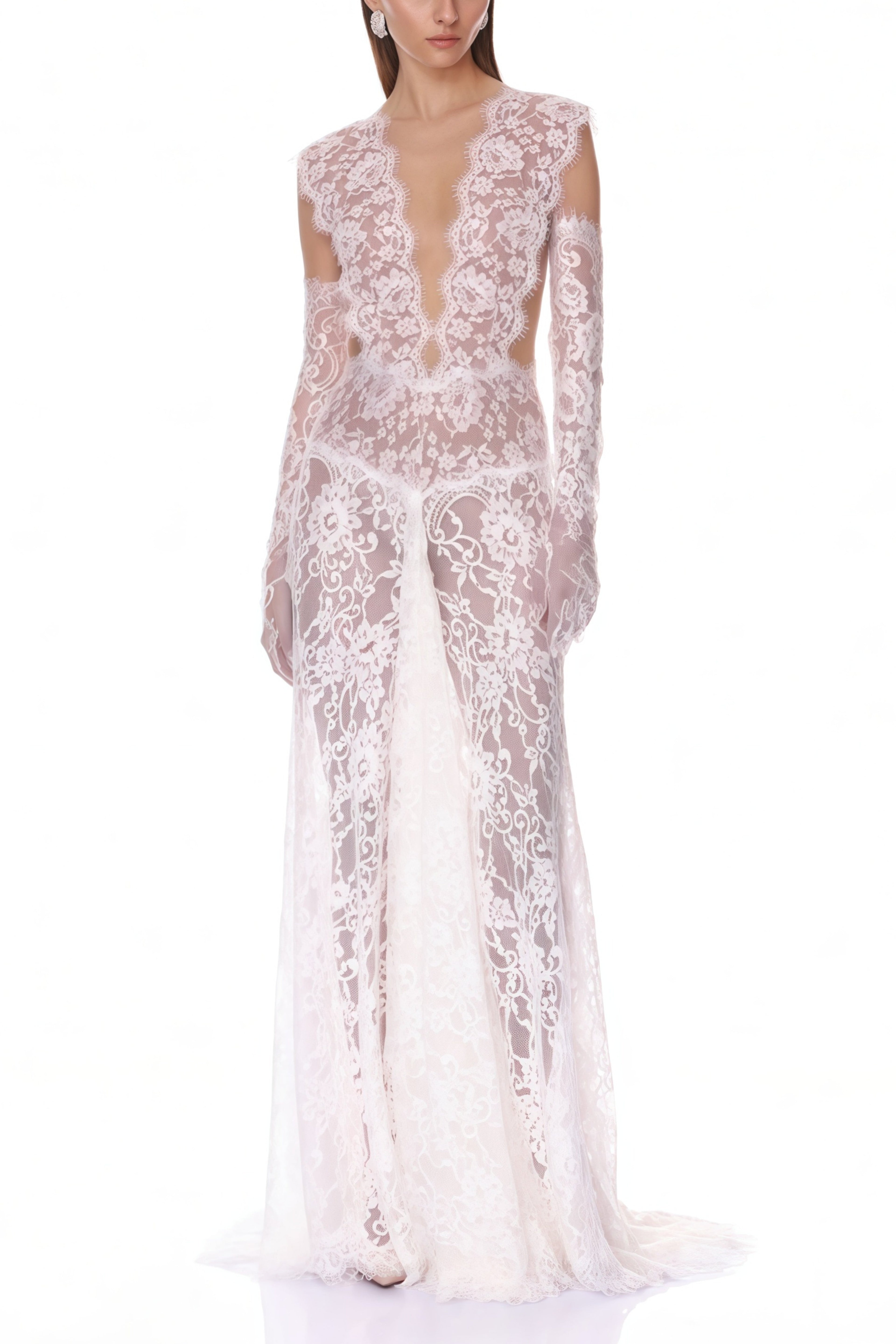 Vestido largo blanco de encaje transparente con escote en V profundo de la marca MRNewyork, mostrado en la imagen.